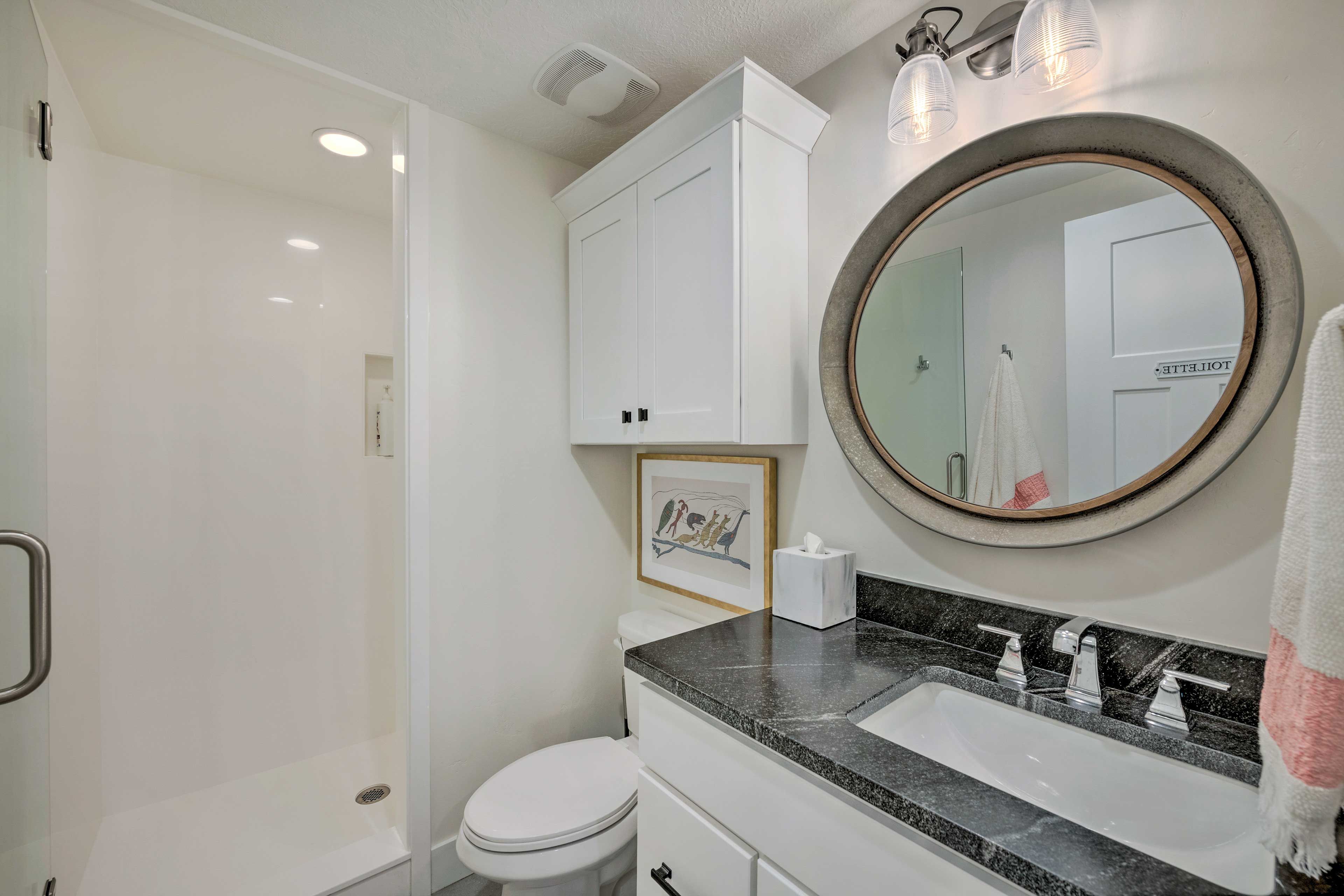Full Bathroom | Towels Provided | Complimentary Toiletries