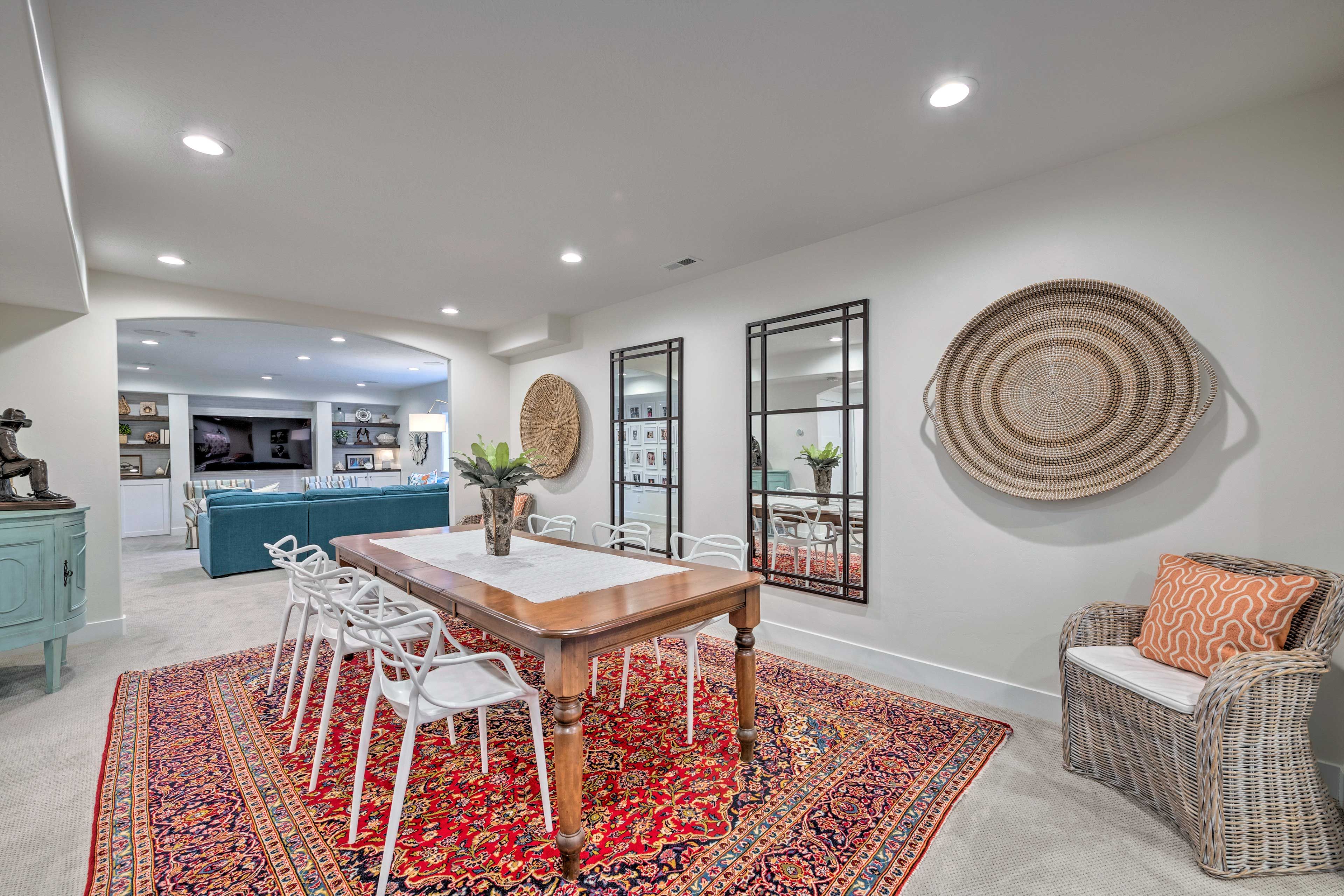 Dining Area | Dishware/Flatware Provided