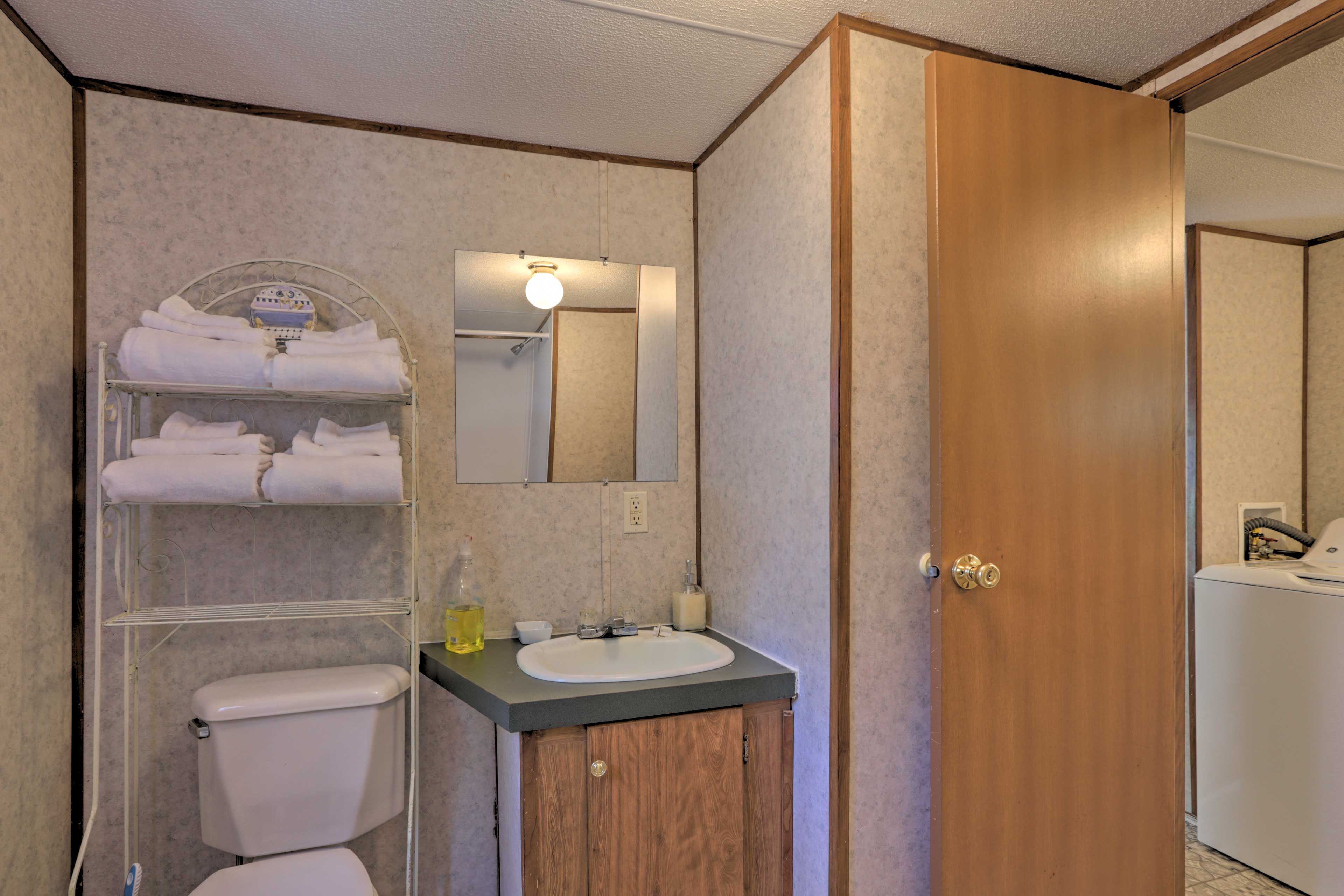 Full Bathroom | Main Floor | Towels/Soap Provided