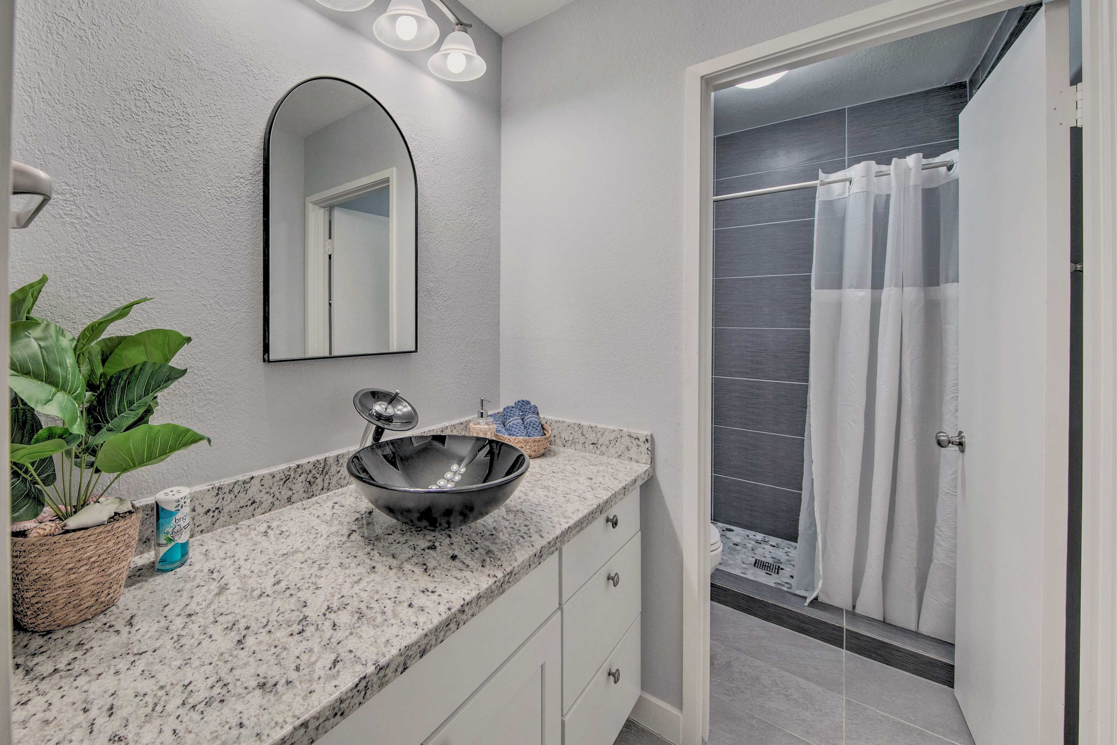 Full Bathroom | Main Level | Complimentary Toiletries | Hair Dryer