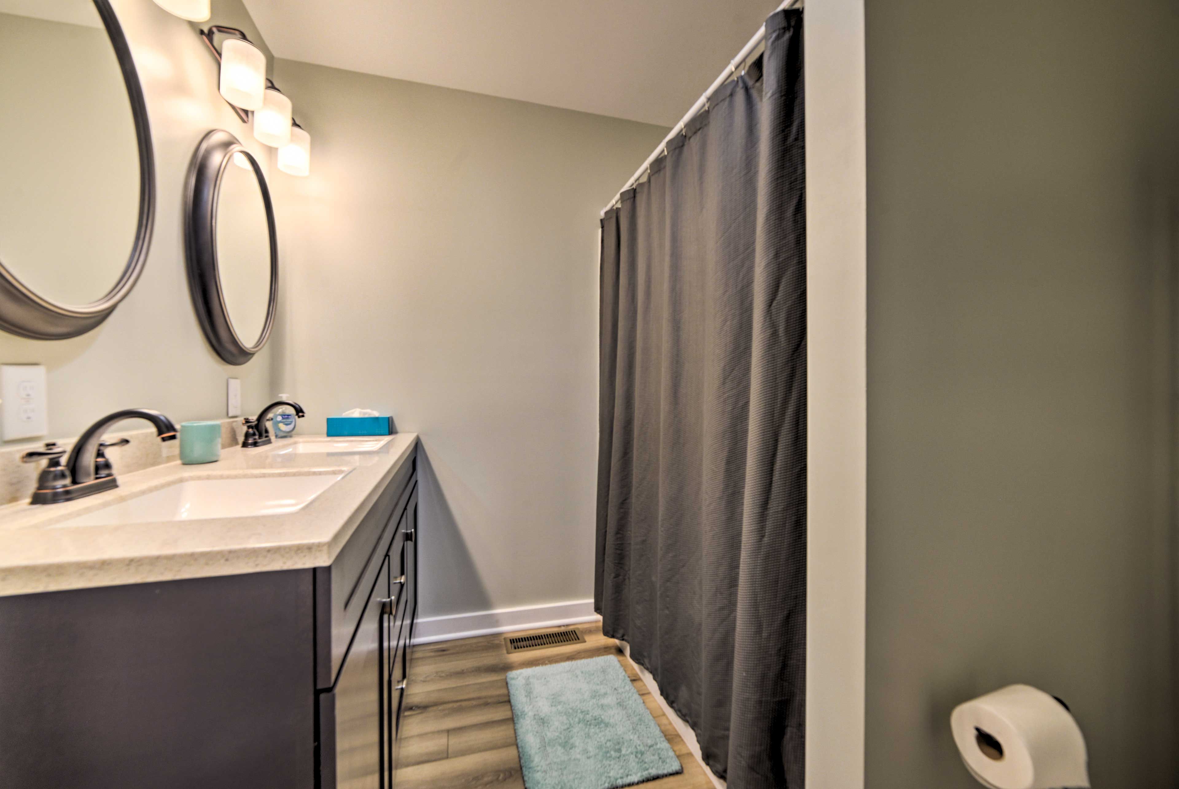 En-Suite Bathroom | Shower/Tub Combo