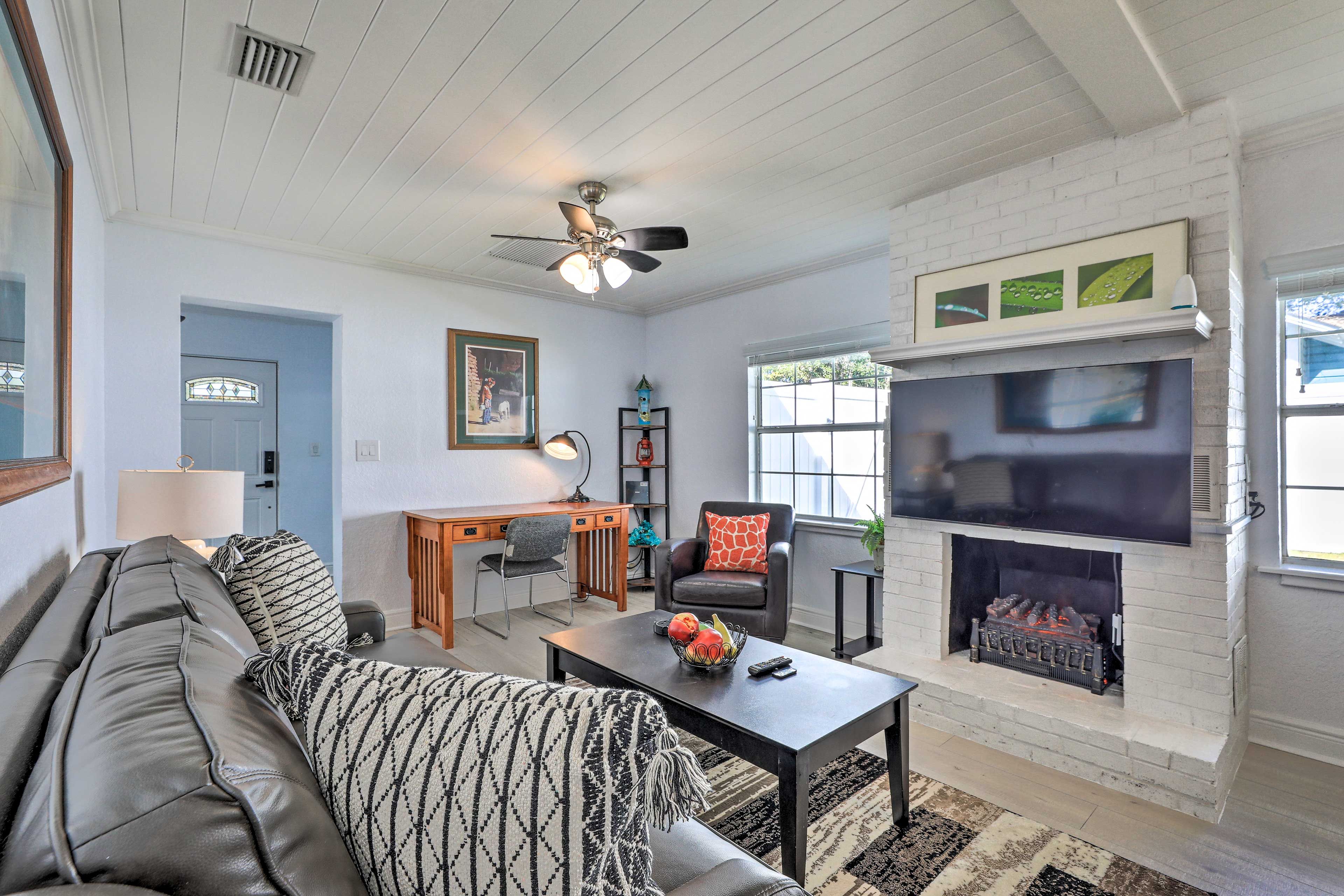 Living Room | Laptop Friendly | Smart TV | Electric Fireplace