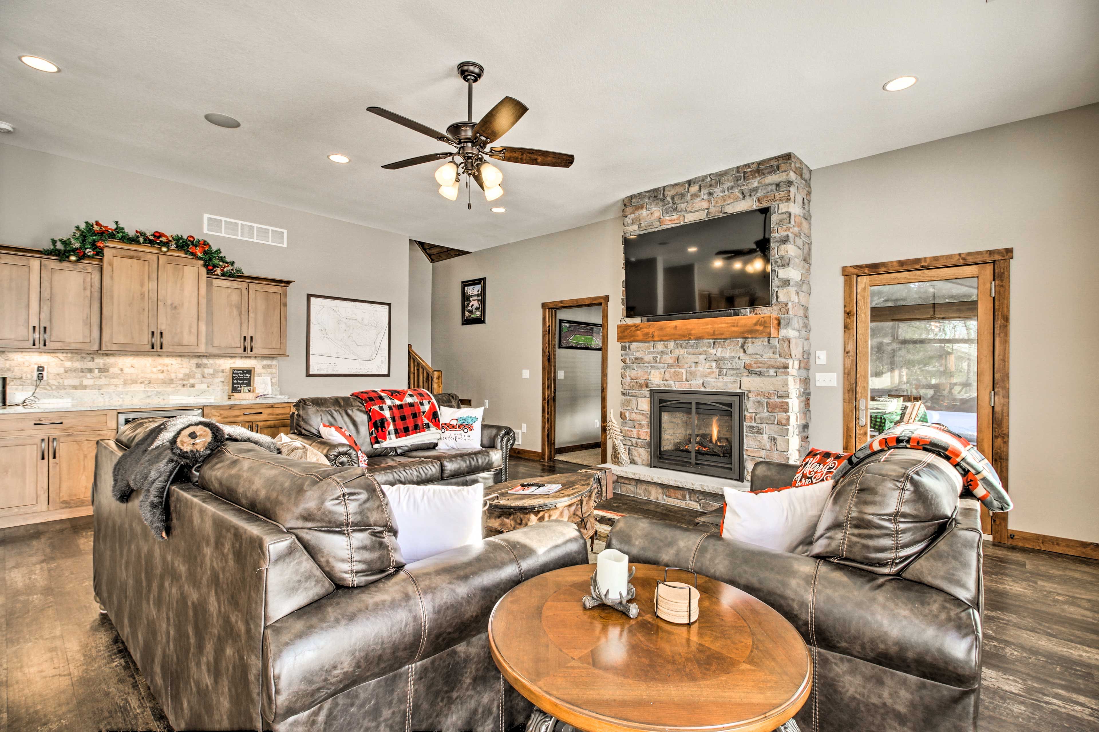 Living Room | Fireplace | Free WiFi | Lake Views | Main Level