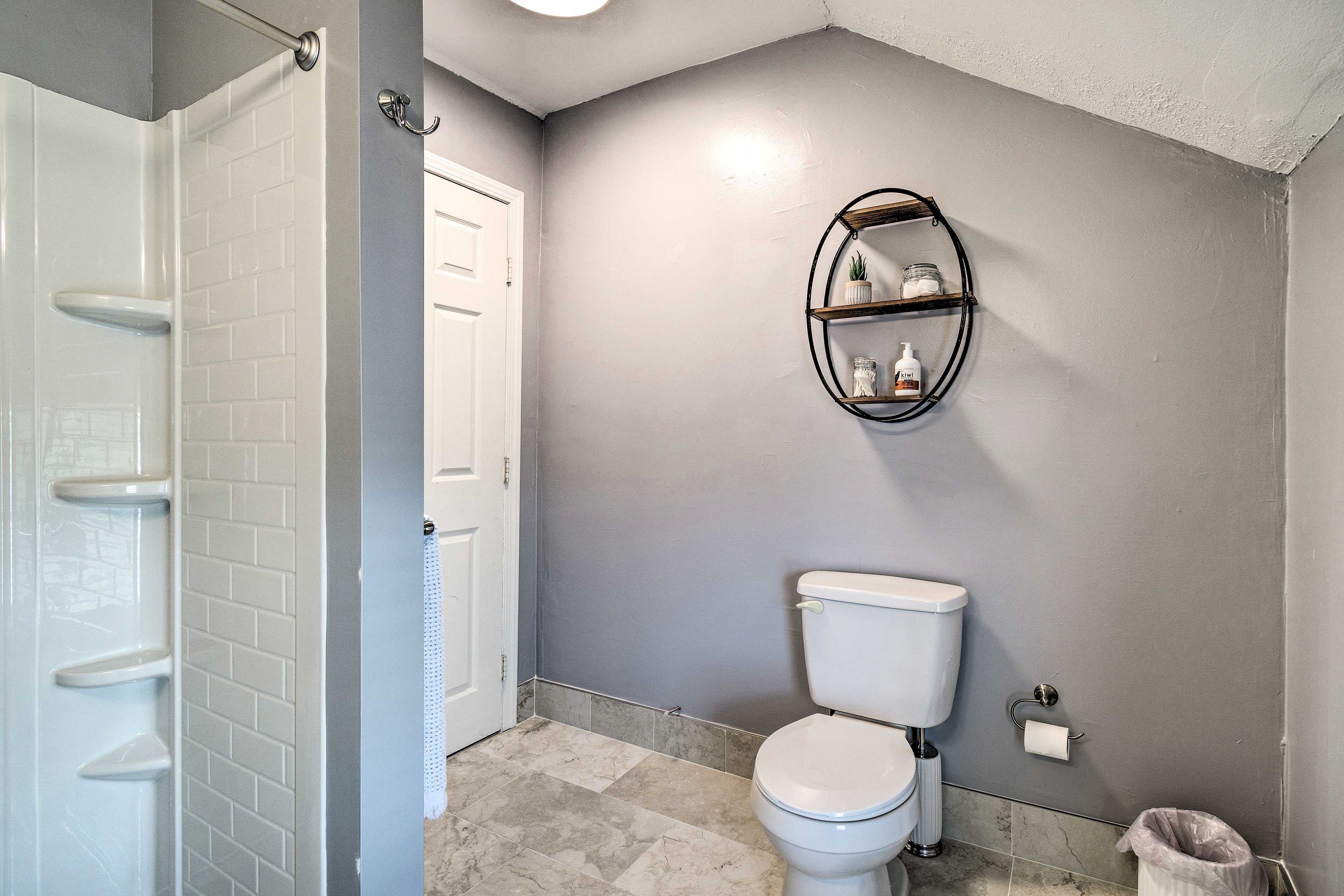 Full Bathroom | Linens & Towels | Hair Dryer | Complimentary Toiletries
