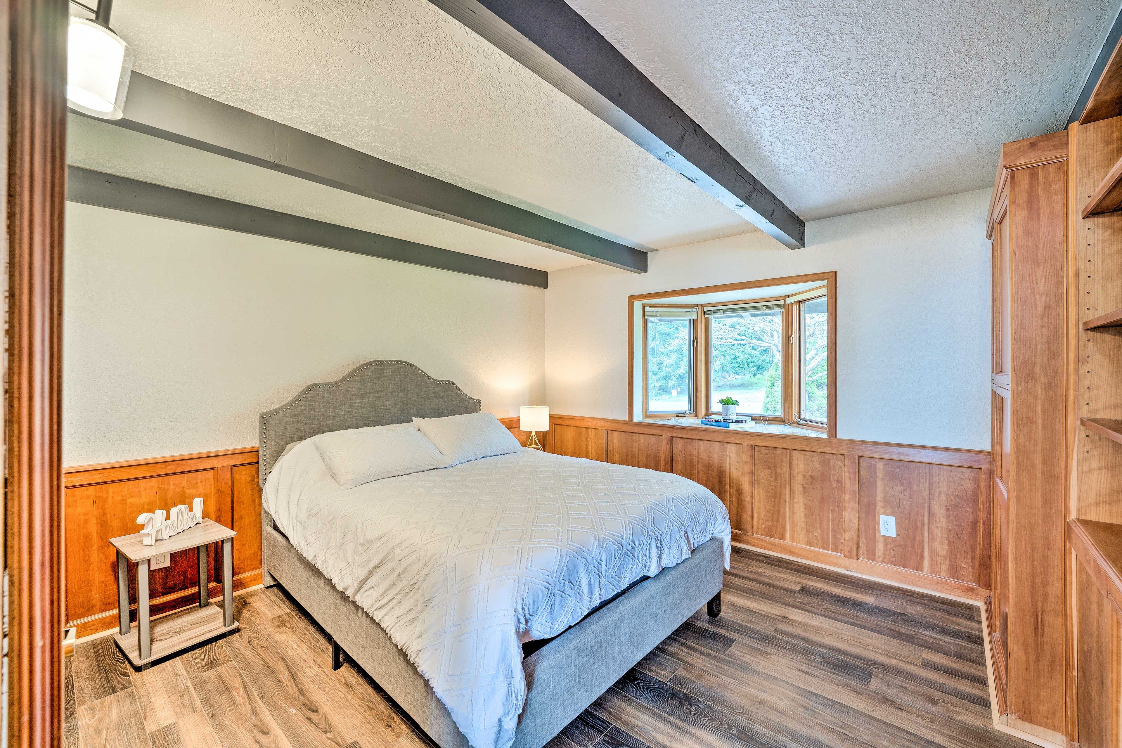 Bedroom 1 | Queen Bed | 1st Floor