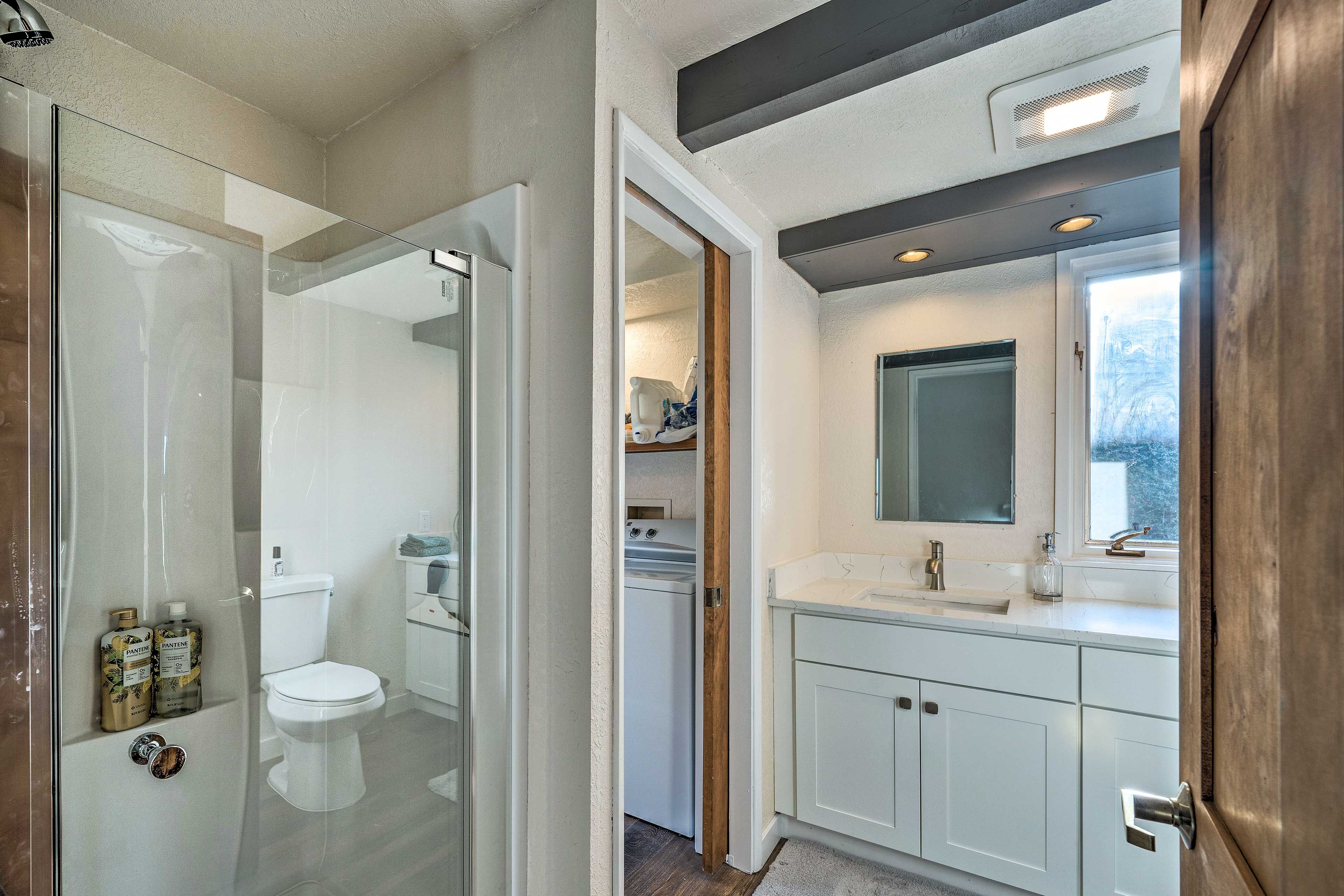 Full Bathroom | 1st Floor | Towels Provided