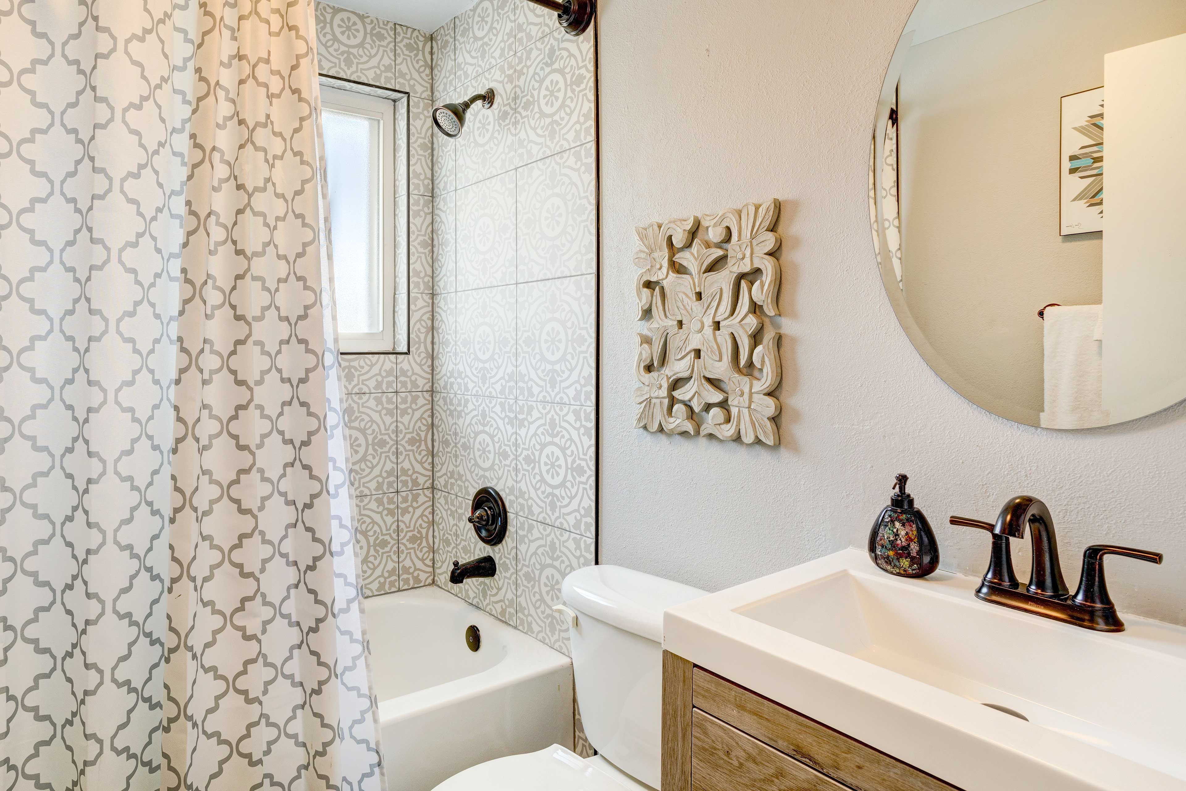 Bathrom | Towels Provided | Complimentary Toiletries