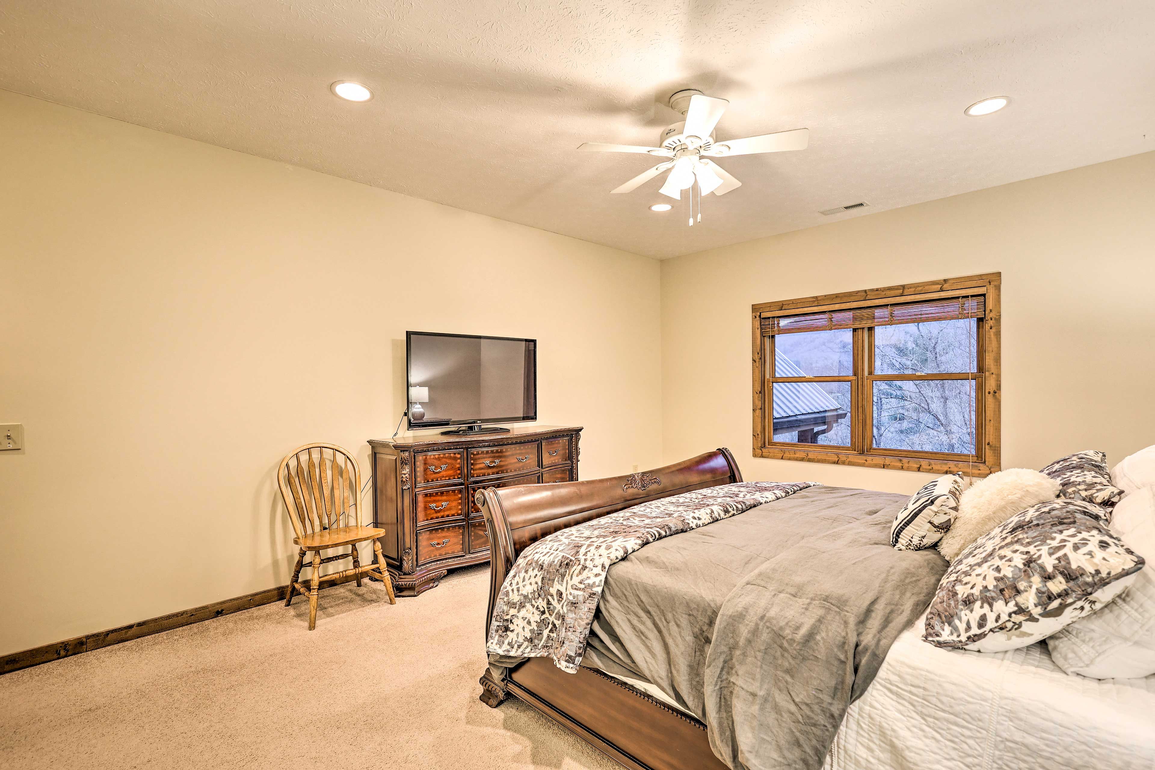 Bedroom 1 | Smart TV