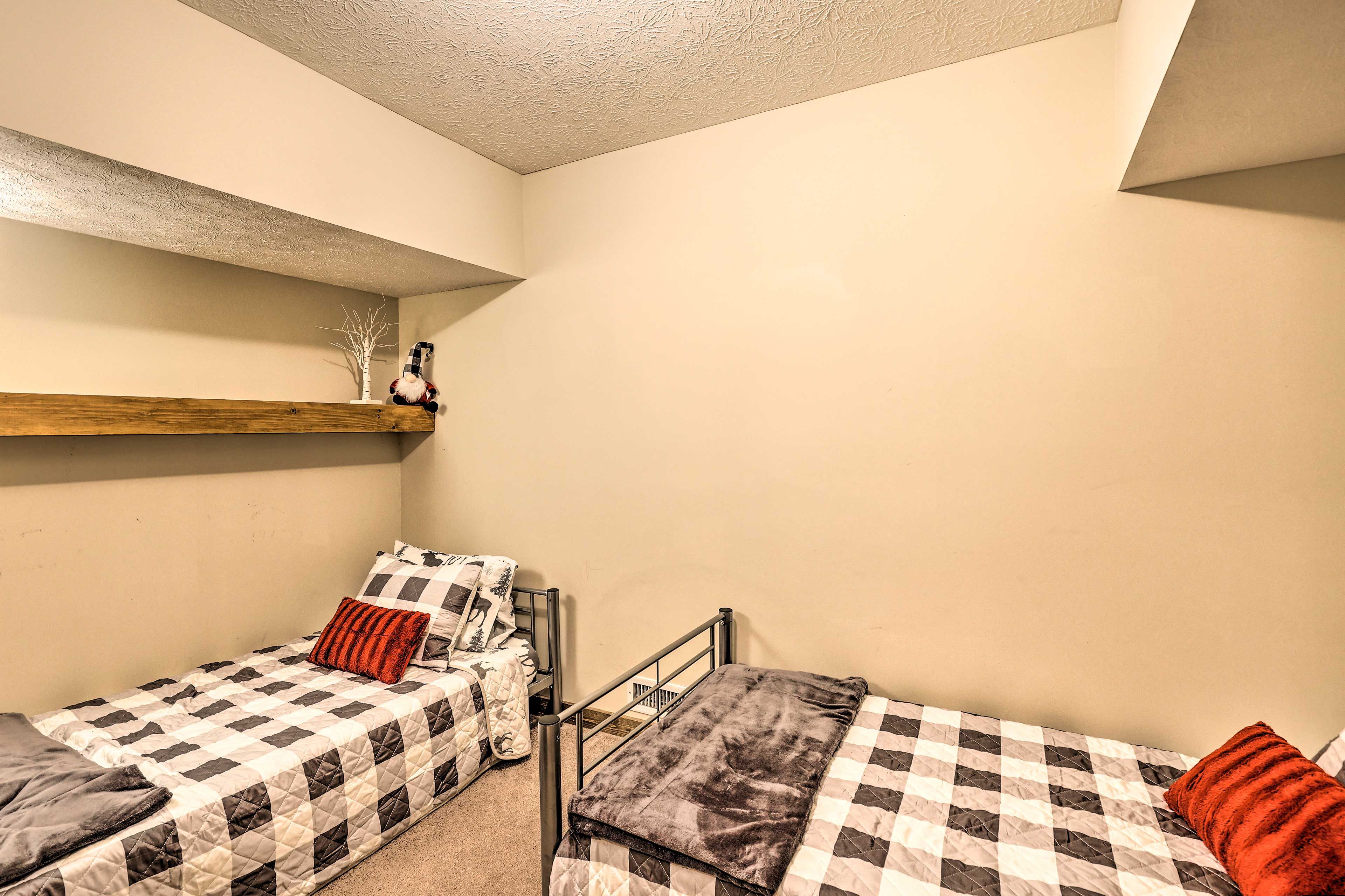 Rec Room | 2 Twin Beds | Twin Sleeper Sofa