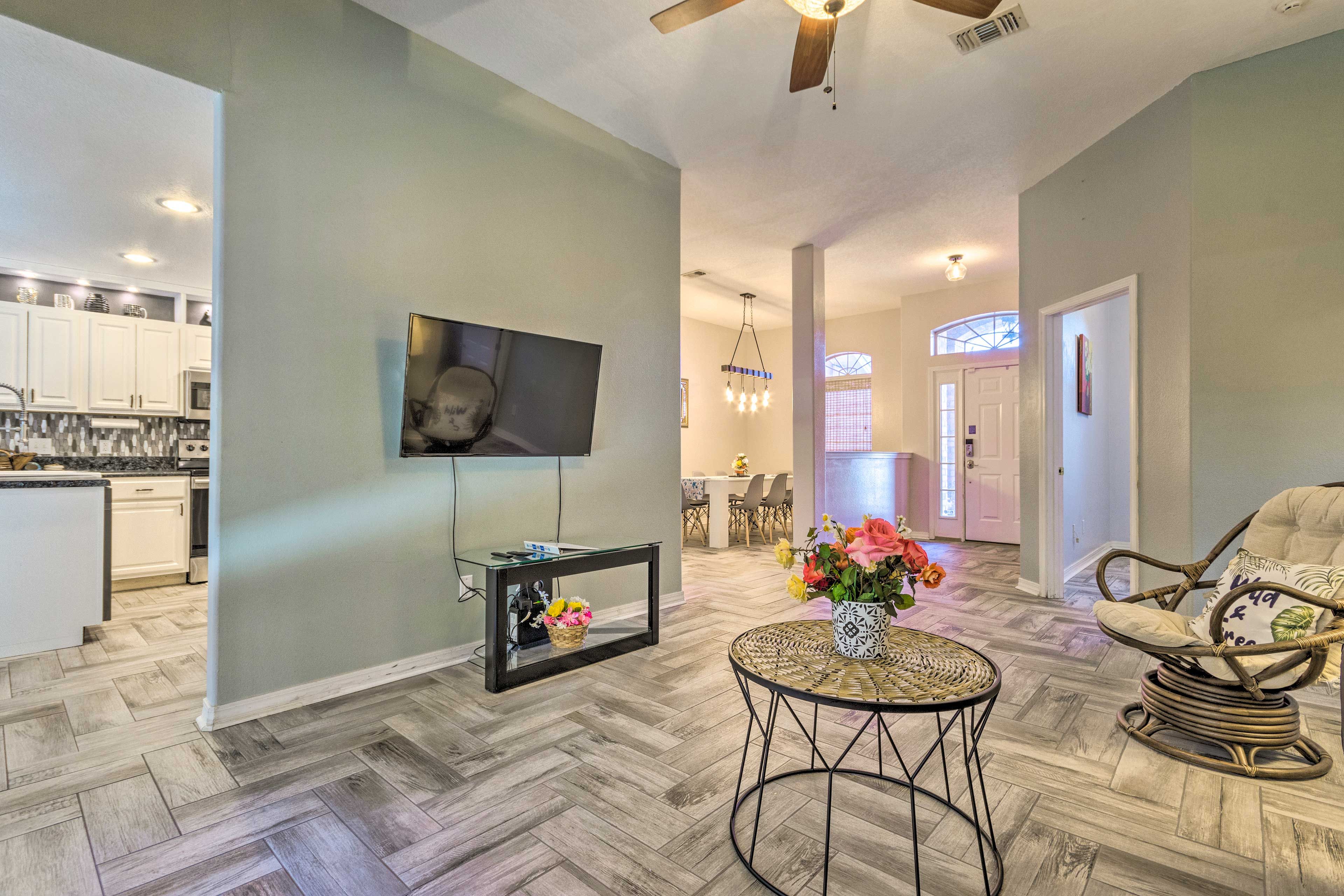 Sitting Room | Smart TV w/ Cable