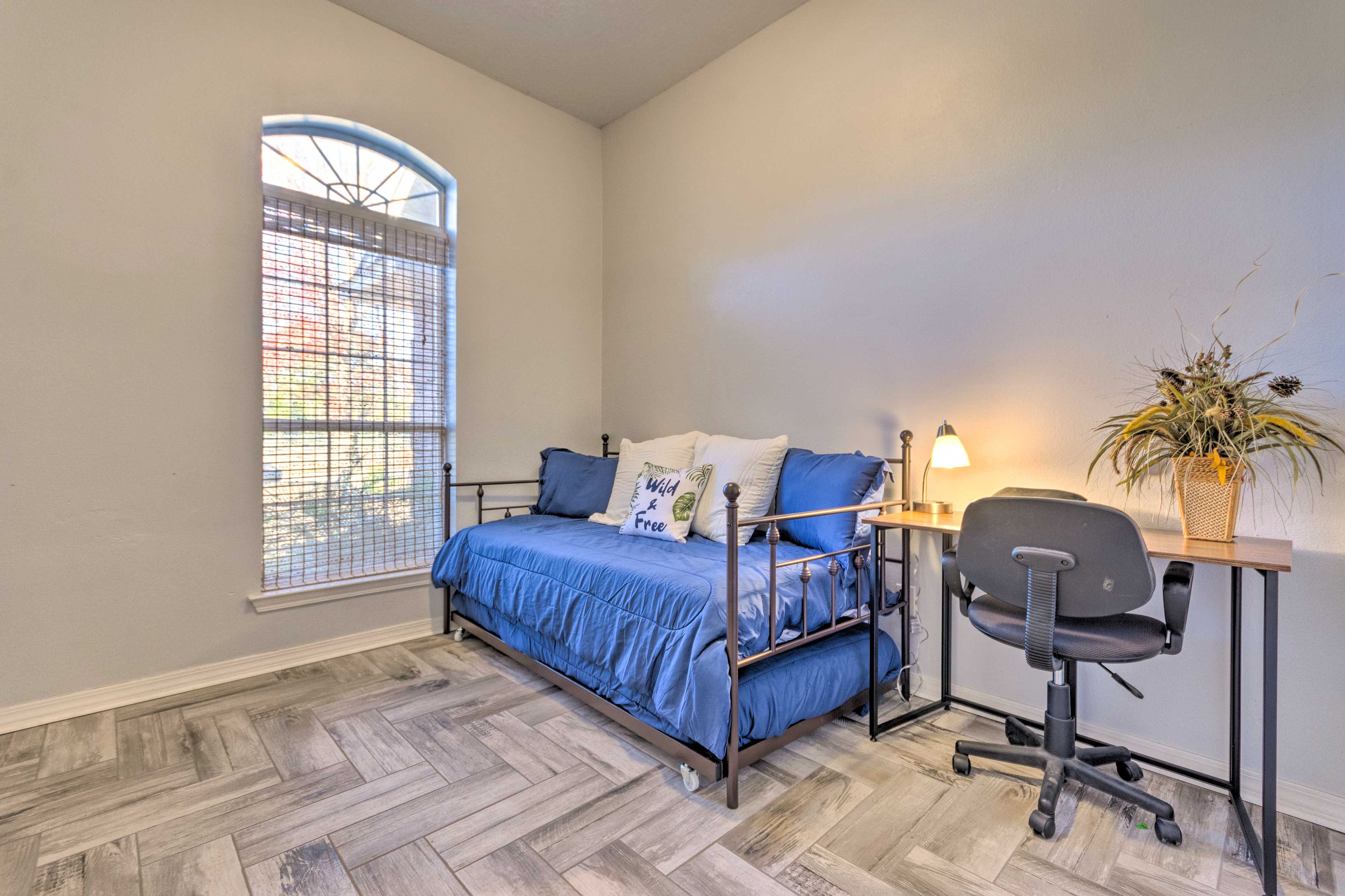 Bedroom 4 | Twin Daybed w/ Twin Trundle