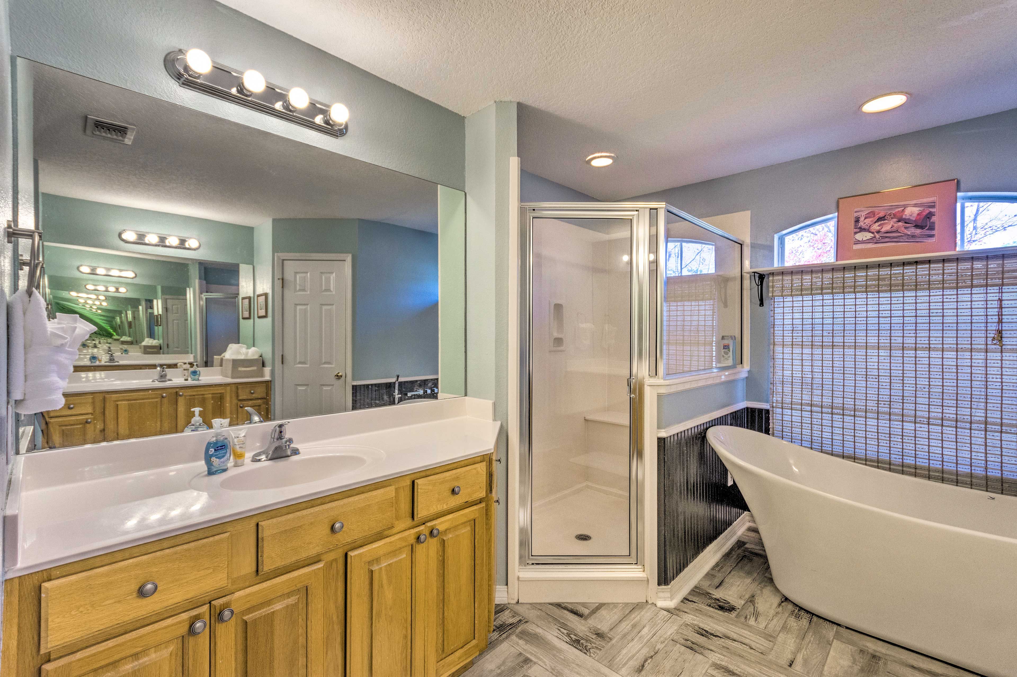 En-Suite Bathroom | Linens & Towels | Hair Dryer | Complimentary Toiletries