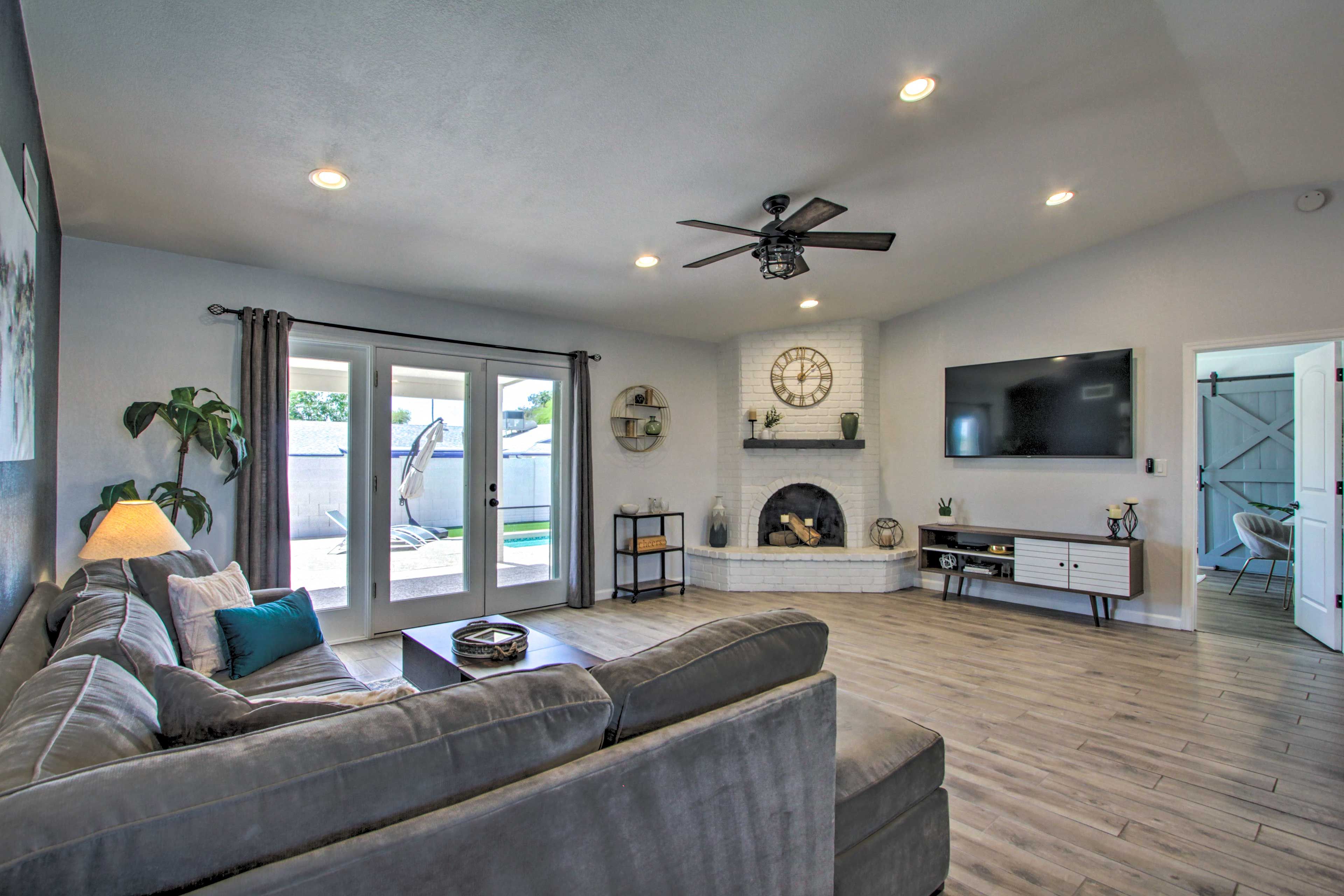 Living Room | Sleeper Sofa | Smart TV