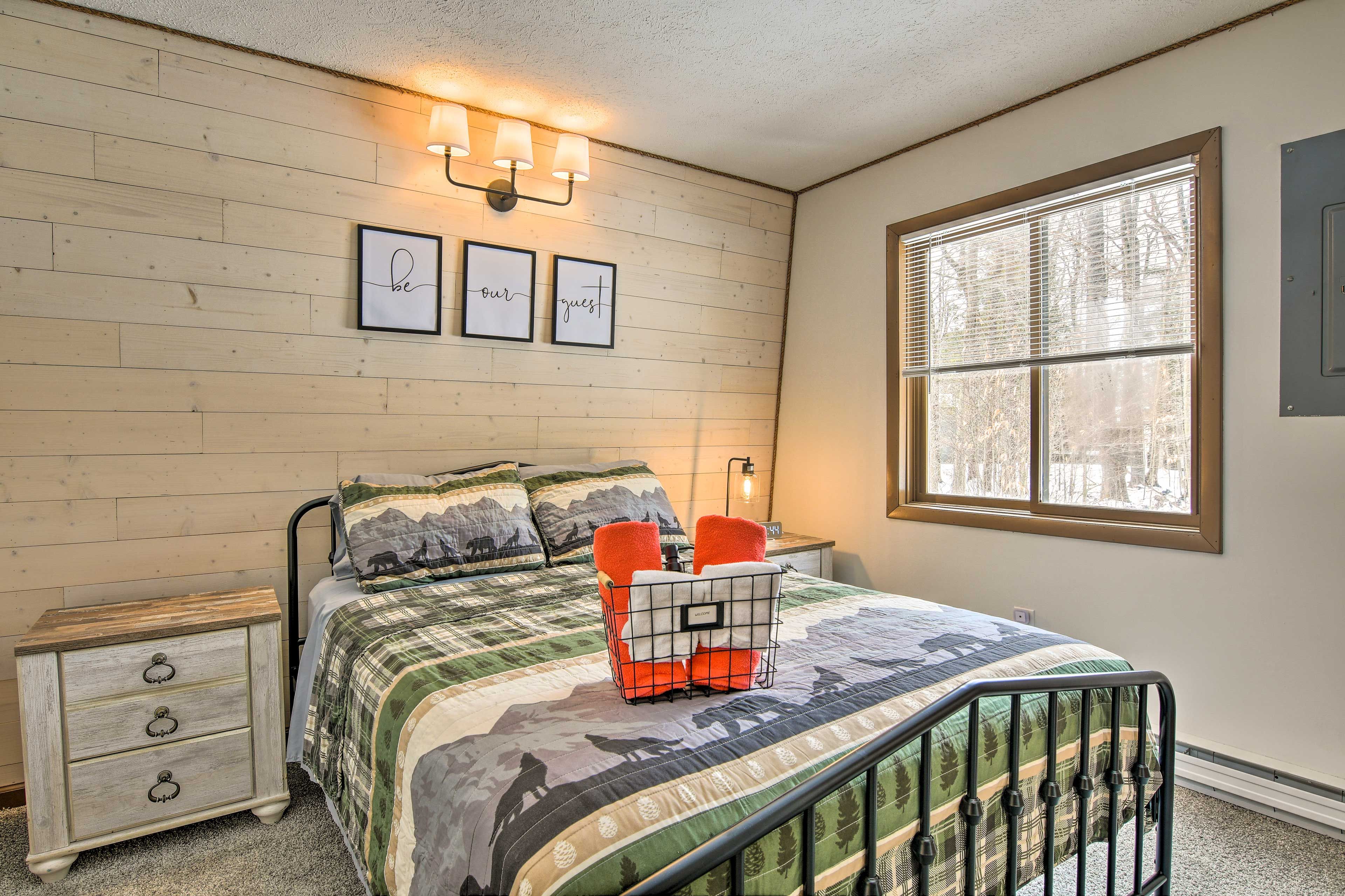 Bedroom 1 | Queen Bed | 1st Floor