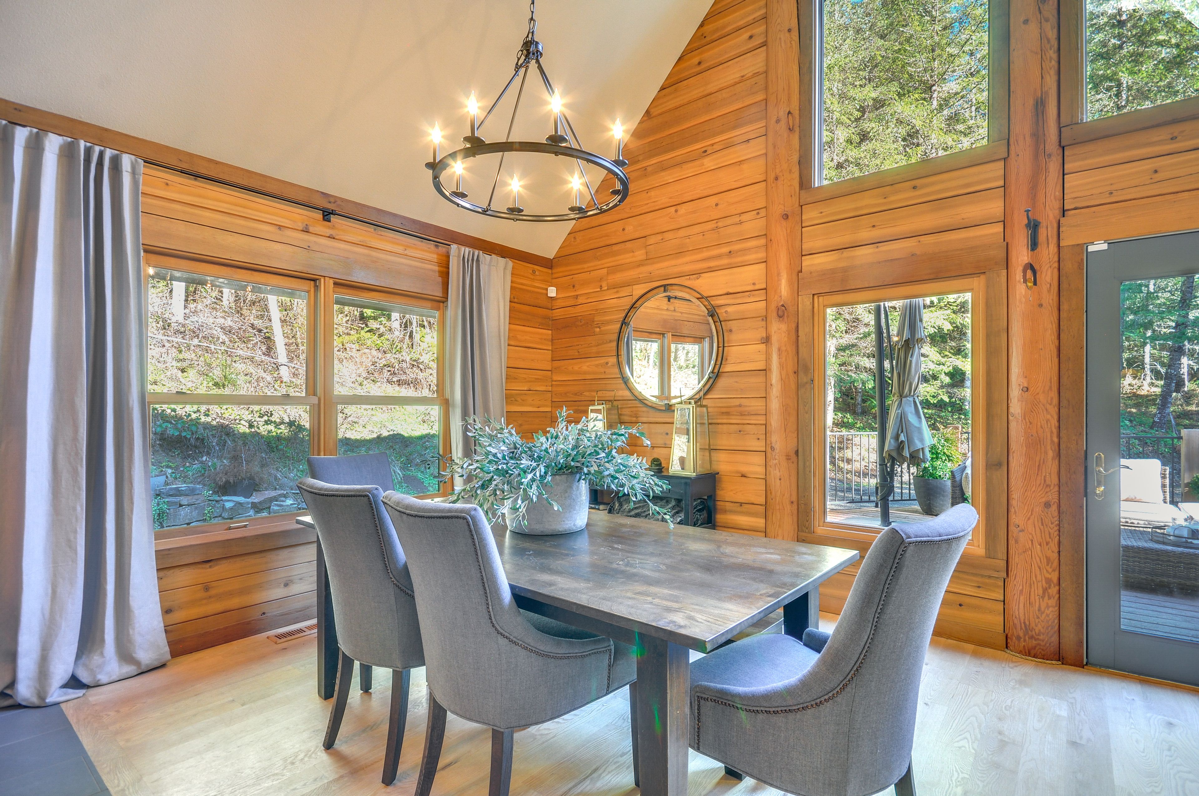 Dining Area | Dishware Provided