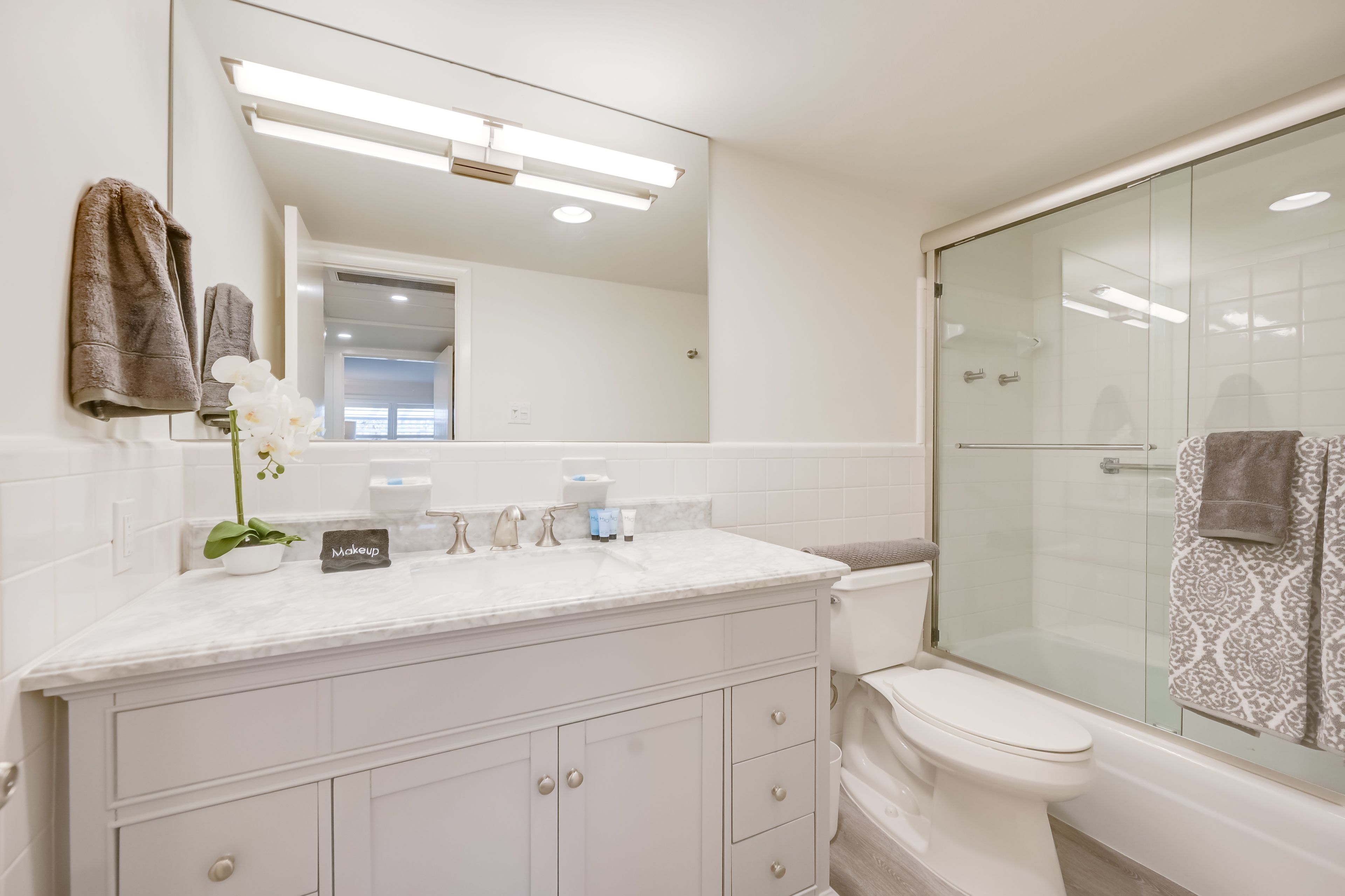 Full Bathroom | Towels Provided