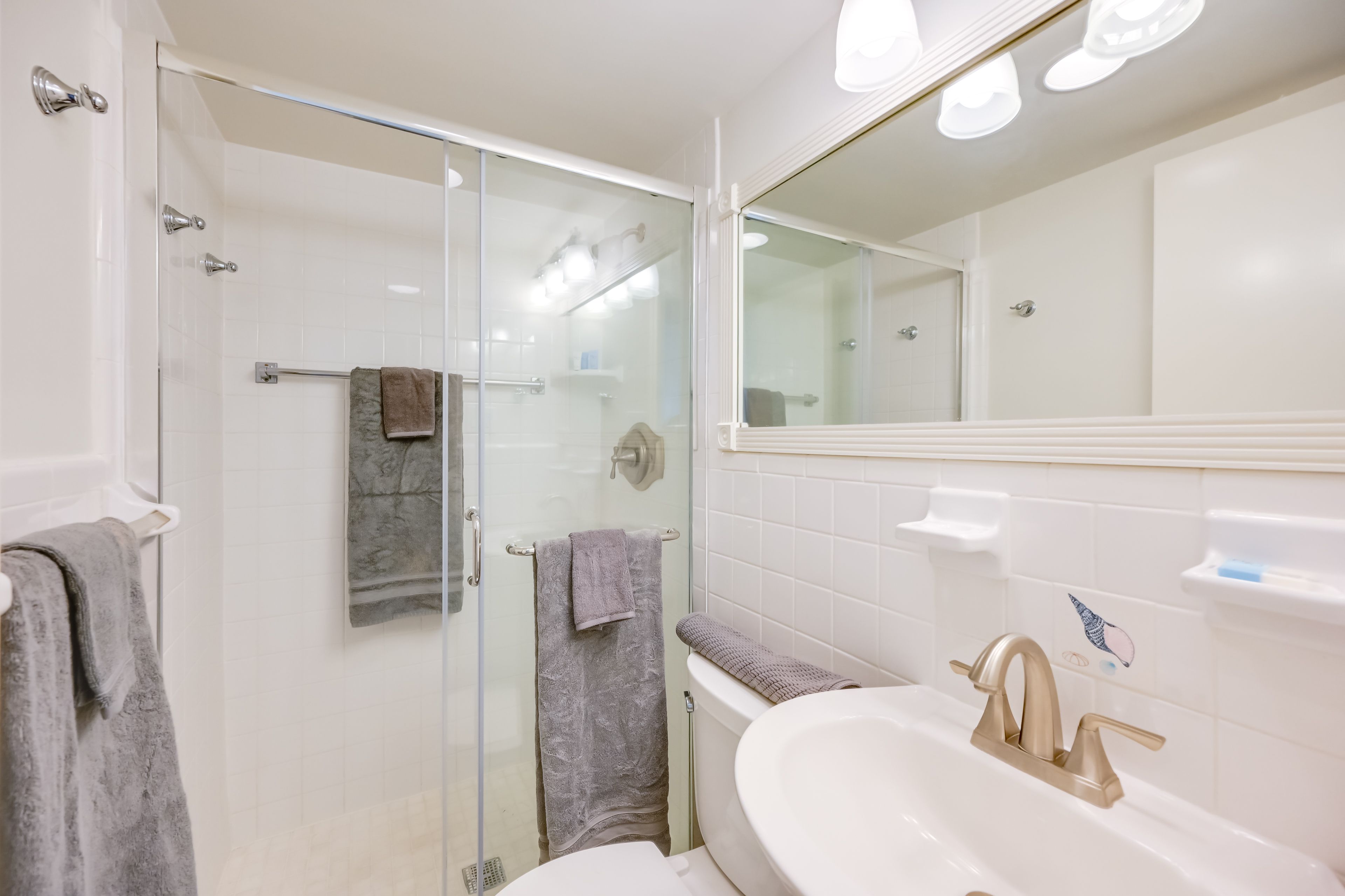 Full Bathroom | Complimentary Toiletries