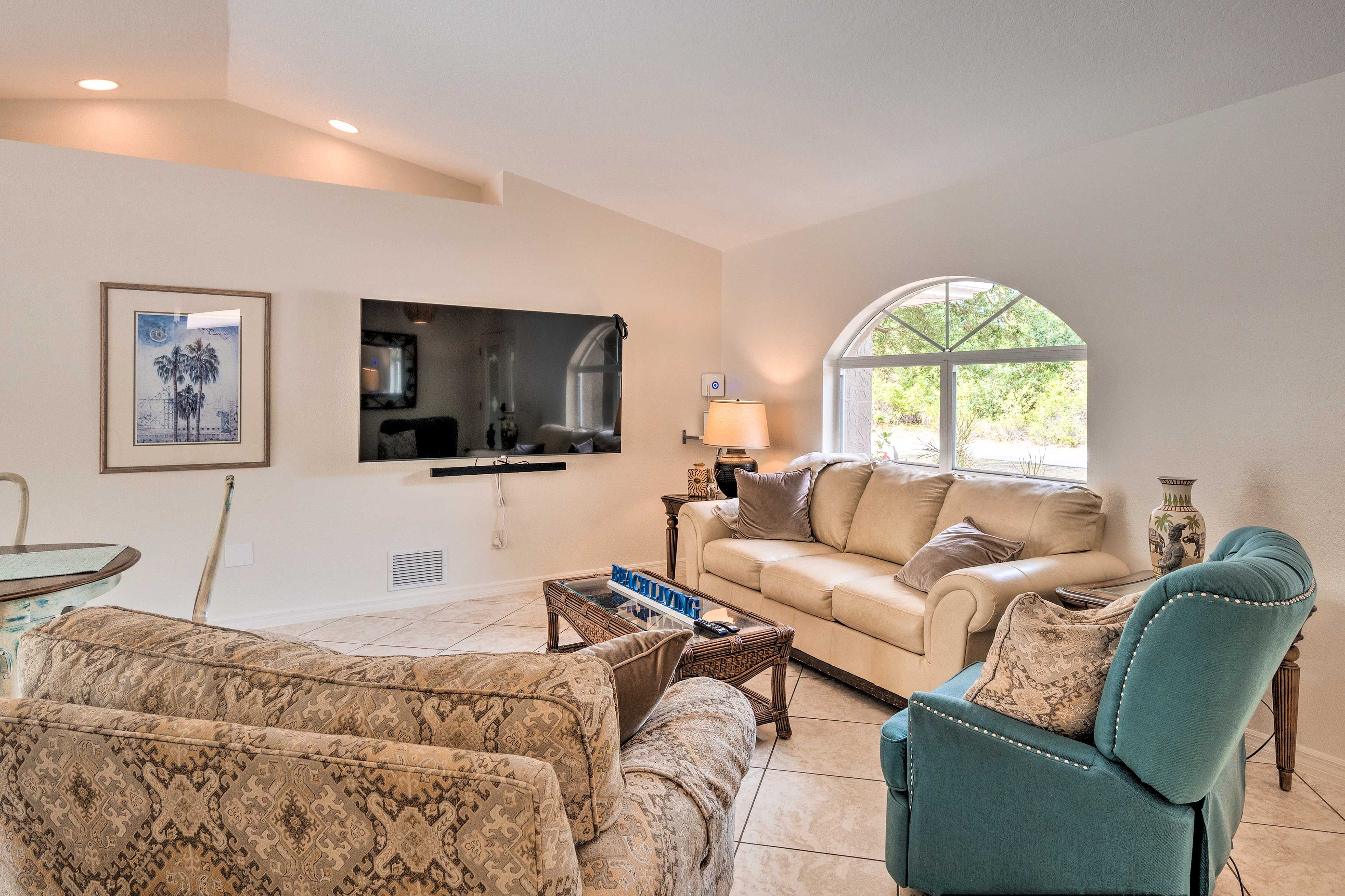 Living Room | Smart TV | Board Games