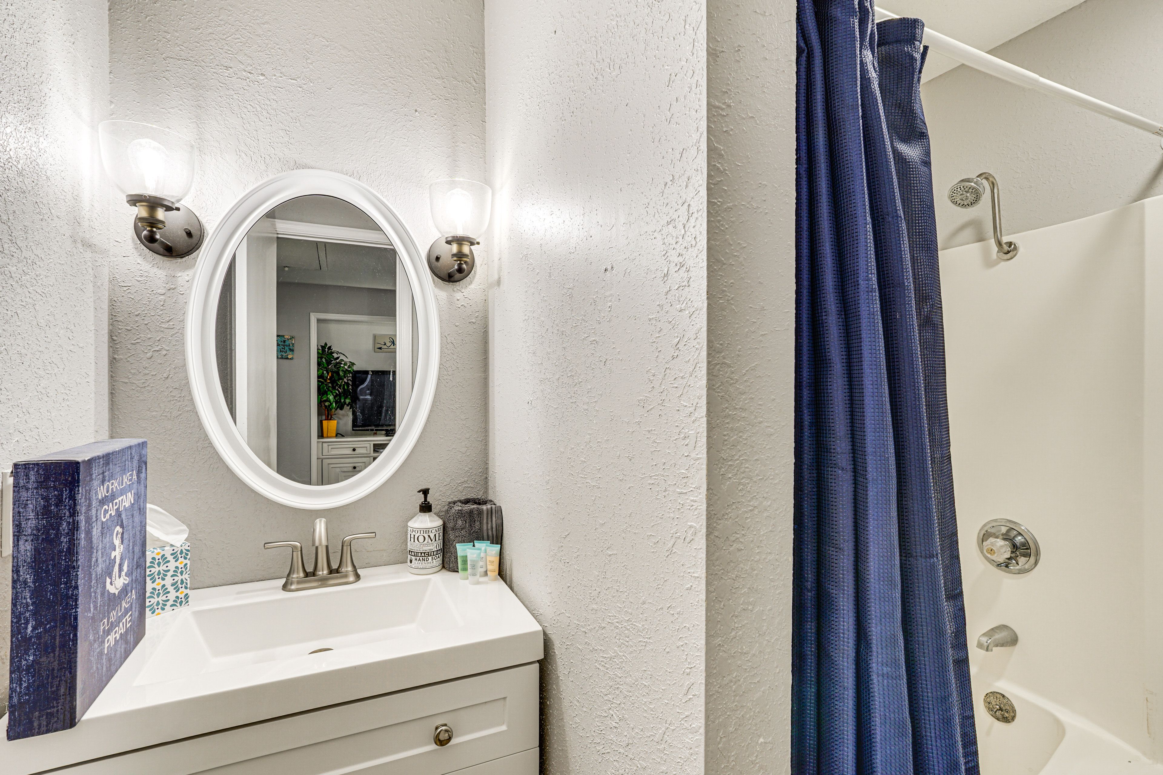 Full Bathroom | Linens & Towels | Complimentary Toiletries
