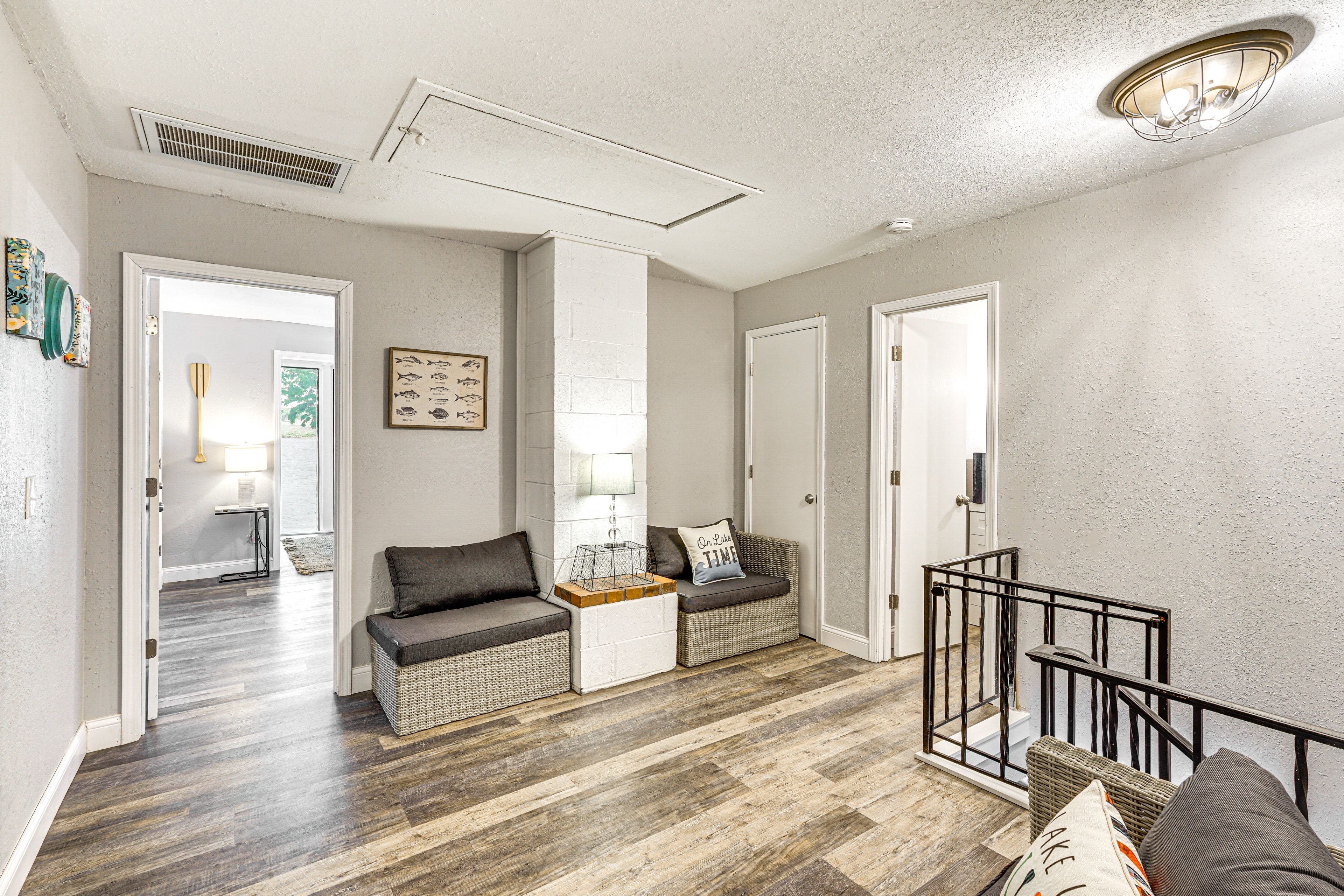 Sitting Area | 2nd Floor | Smart TV w/ Cable