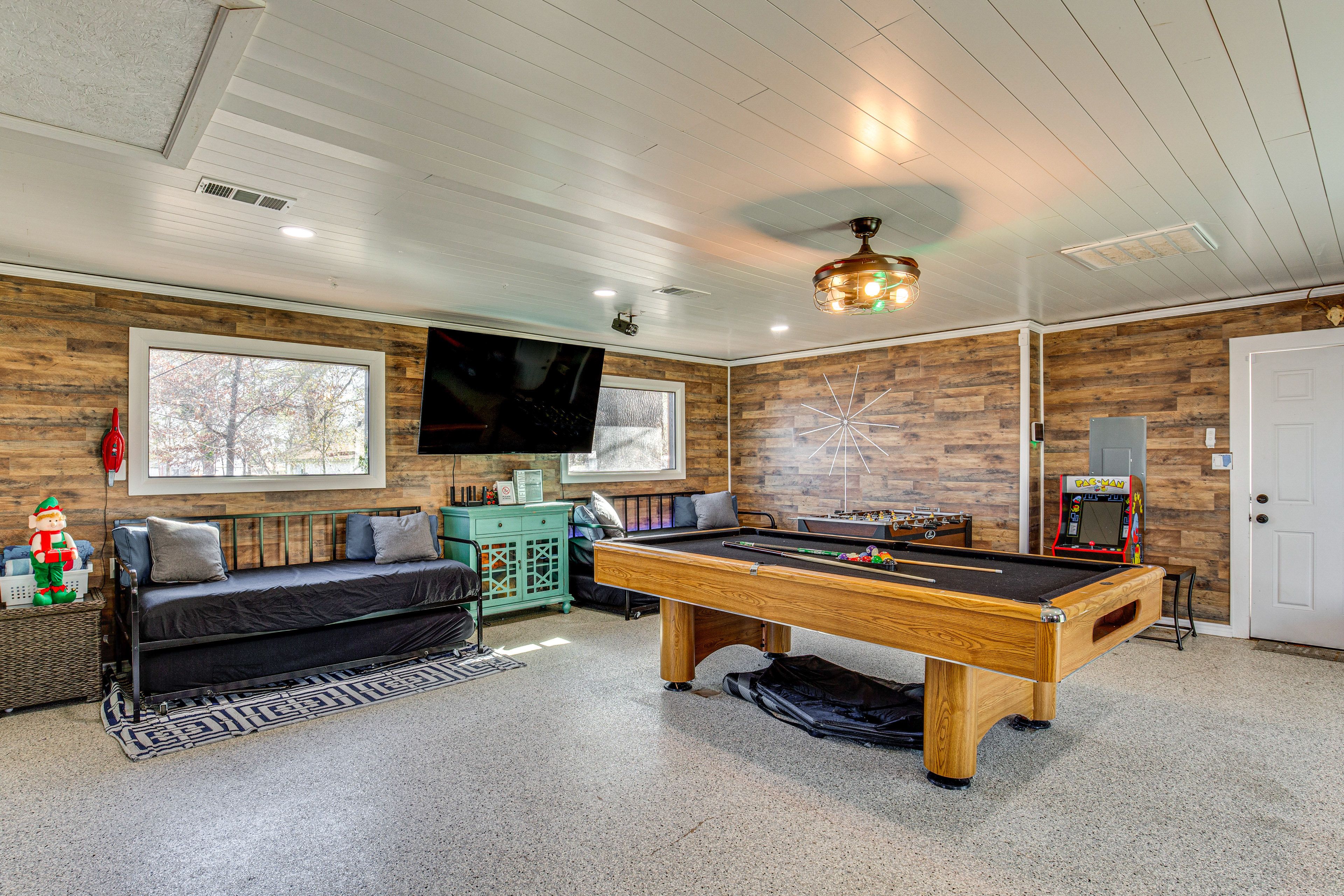 Pool House | 2 Twin Daybeds w/ Twin Trundles | Board Games | Pac-Man