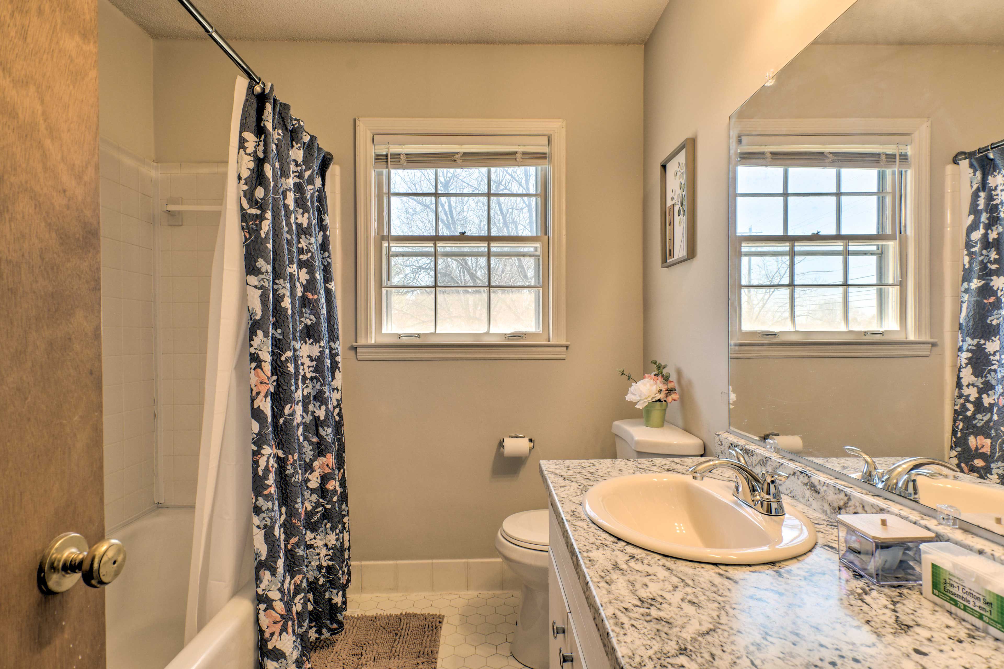 Full Bathroom | Complimentary Toiletries