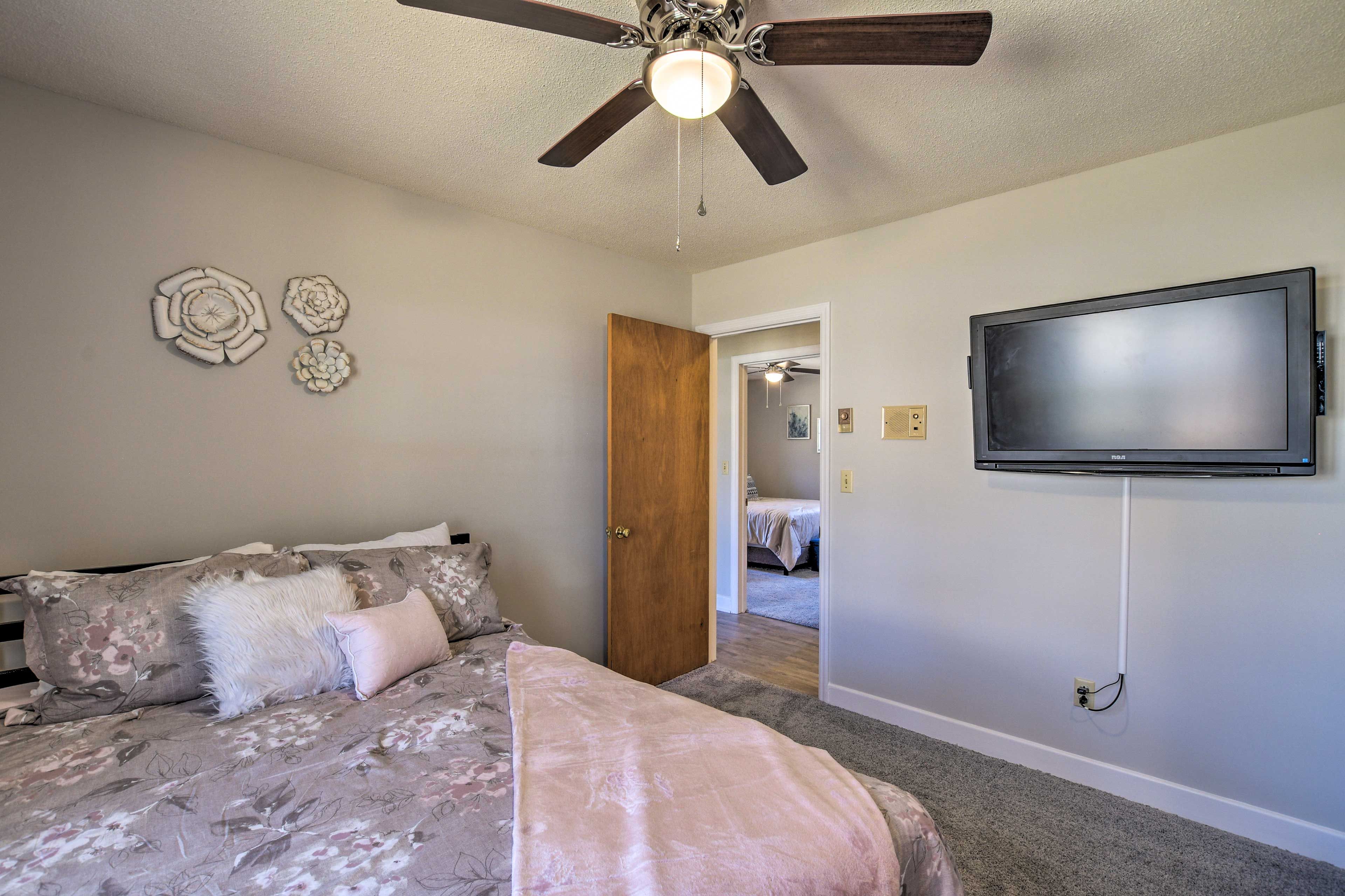 Bedroom 2 | Smart TV w/ Netflix