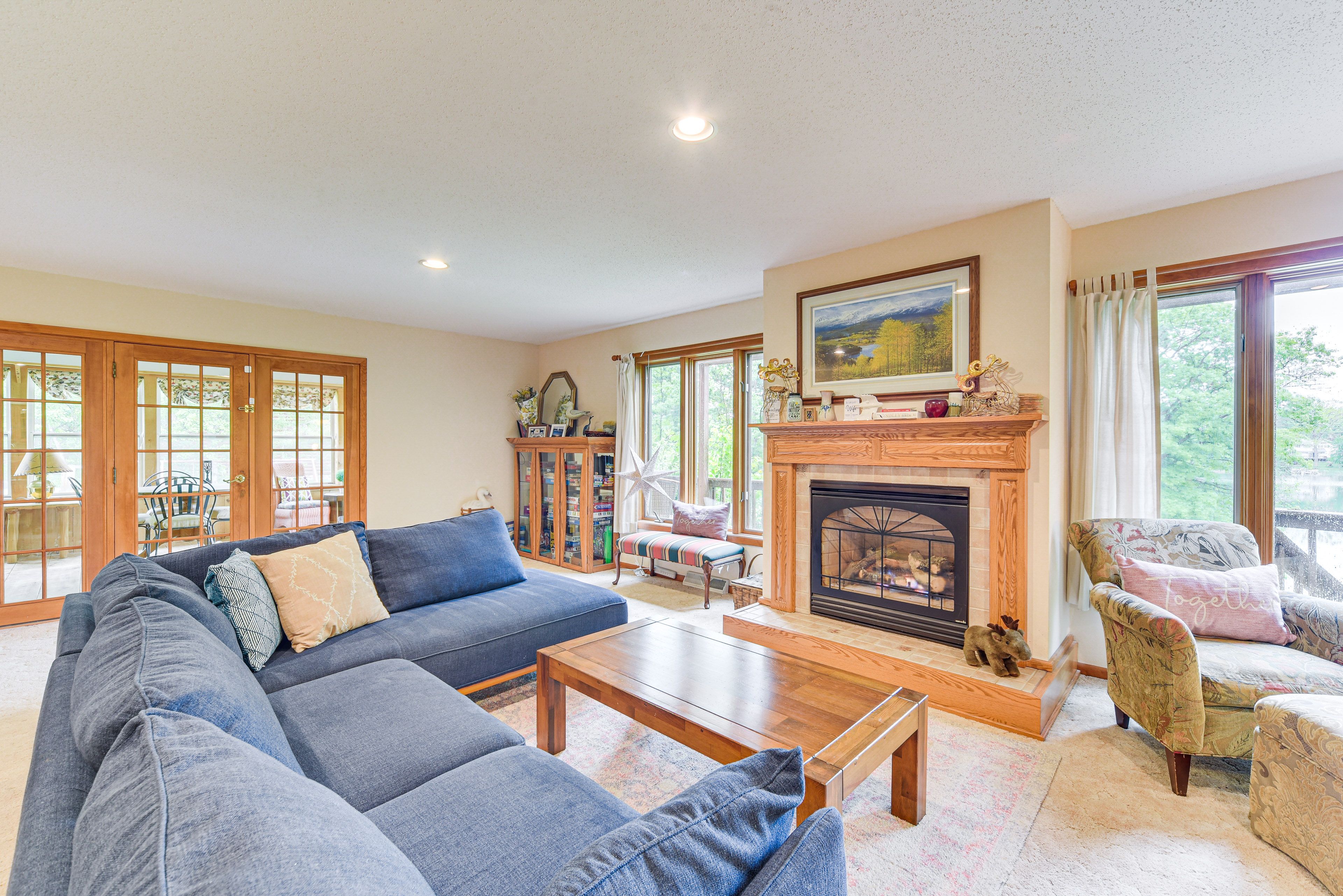 Living Room | Gas Fireplace | Free WiFi (10 Mbps) | Lake Views