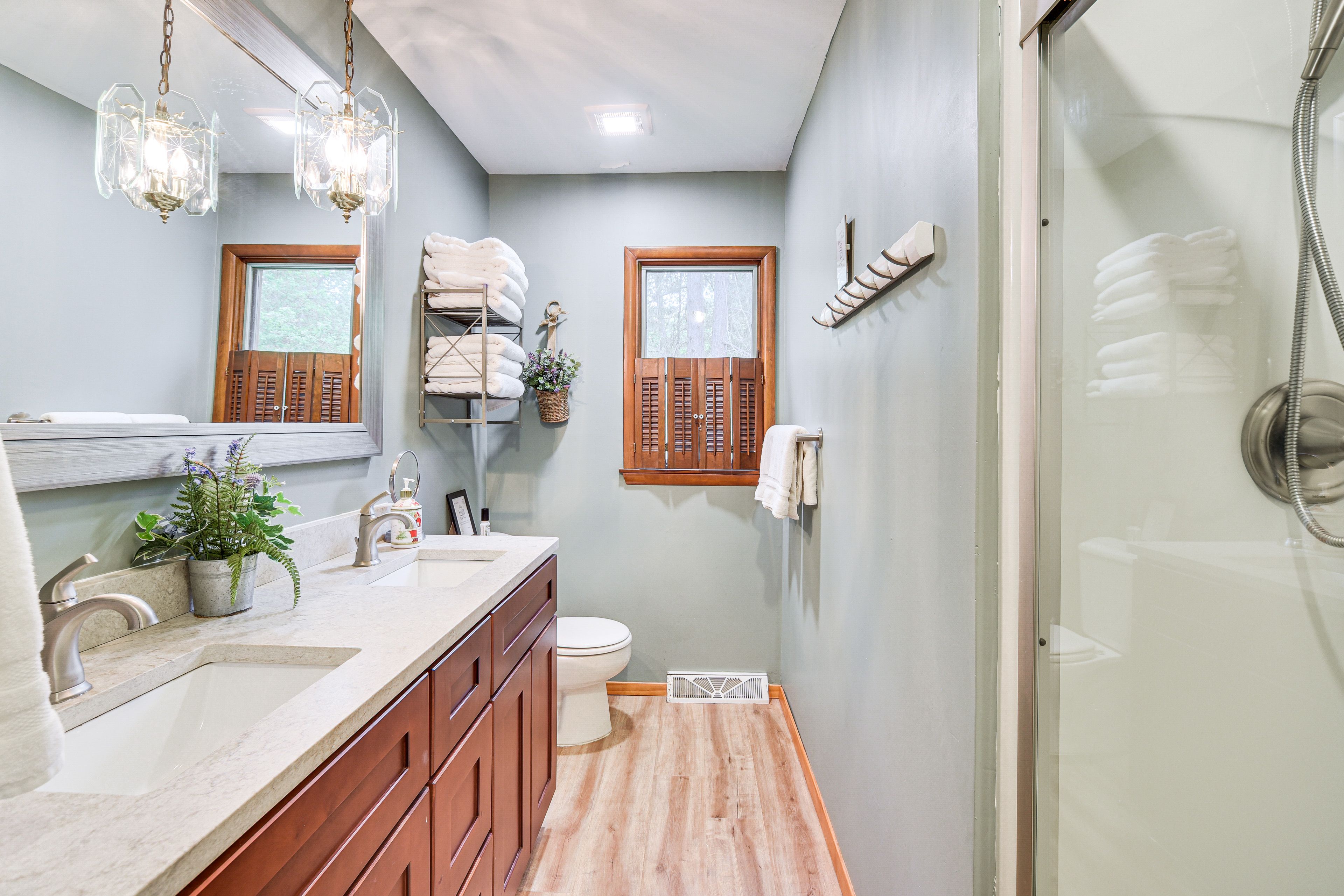 Full Bathroom | Towels Provided | Main Floor