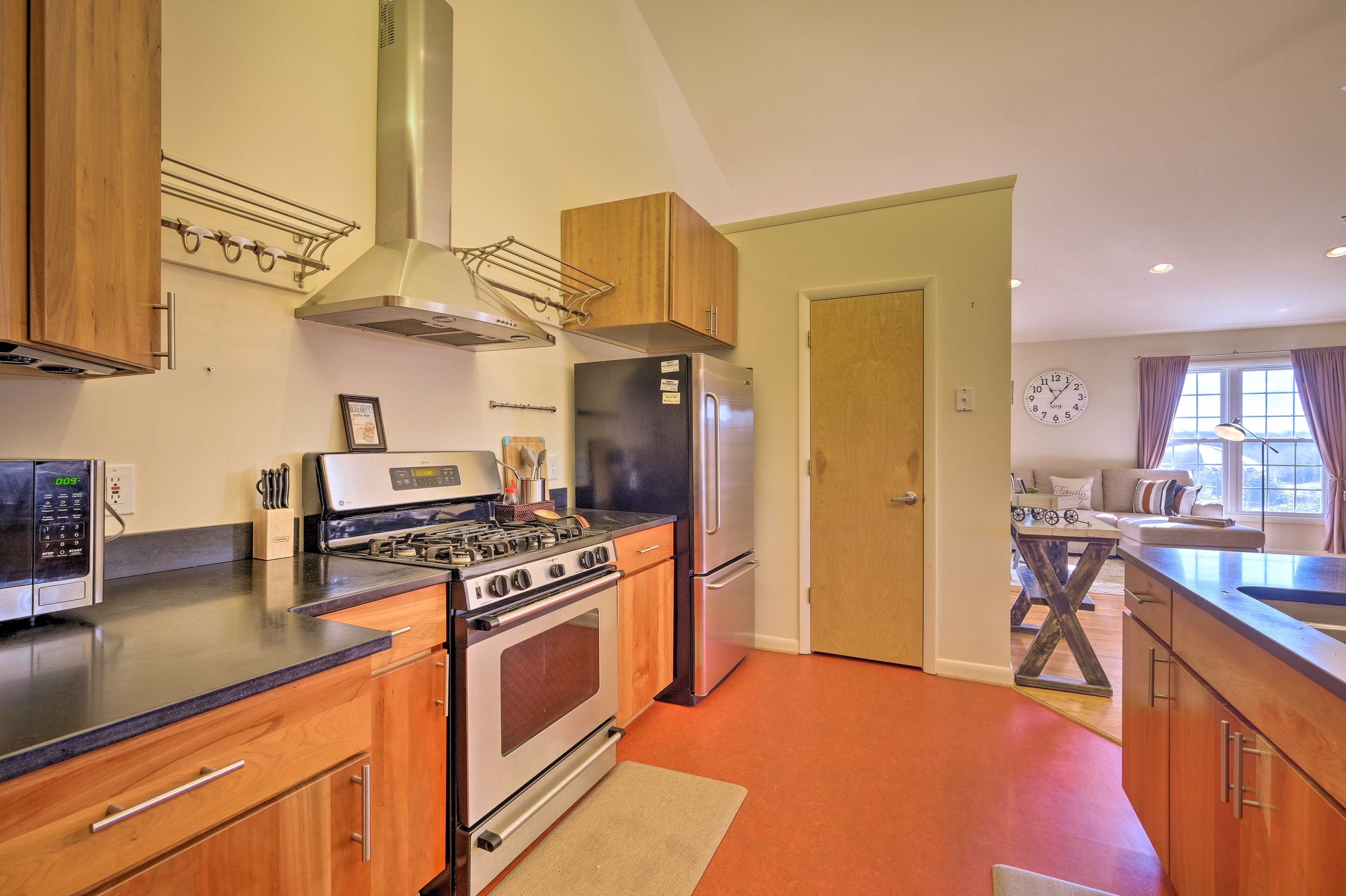 Fully Equipped Kitchen | Blender | Crockpot | Toaster