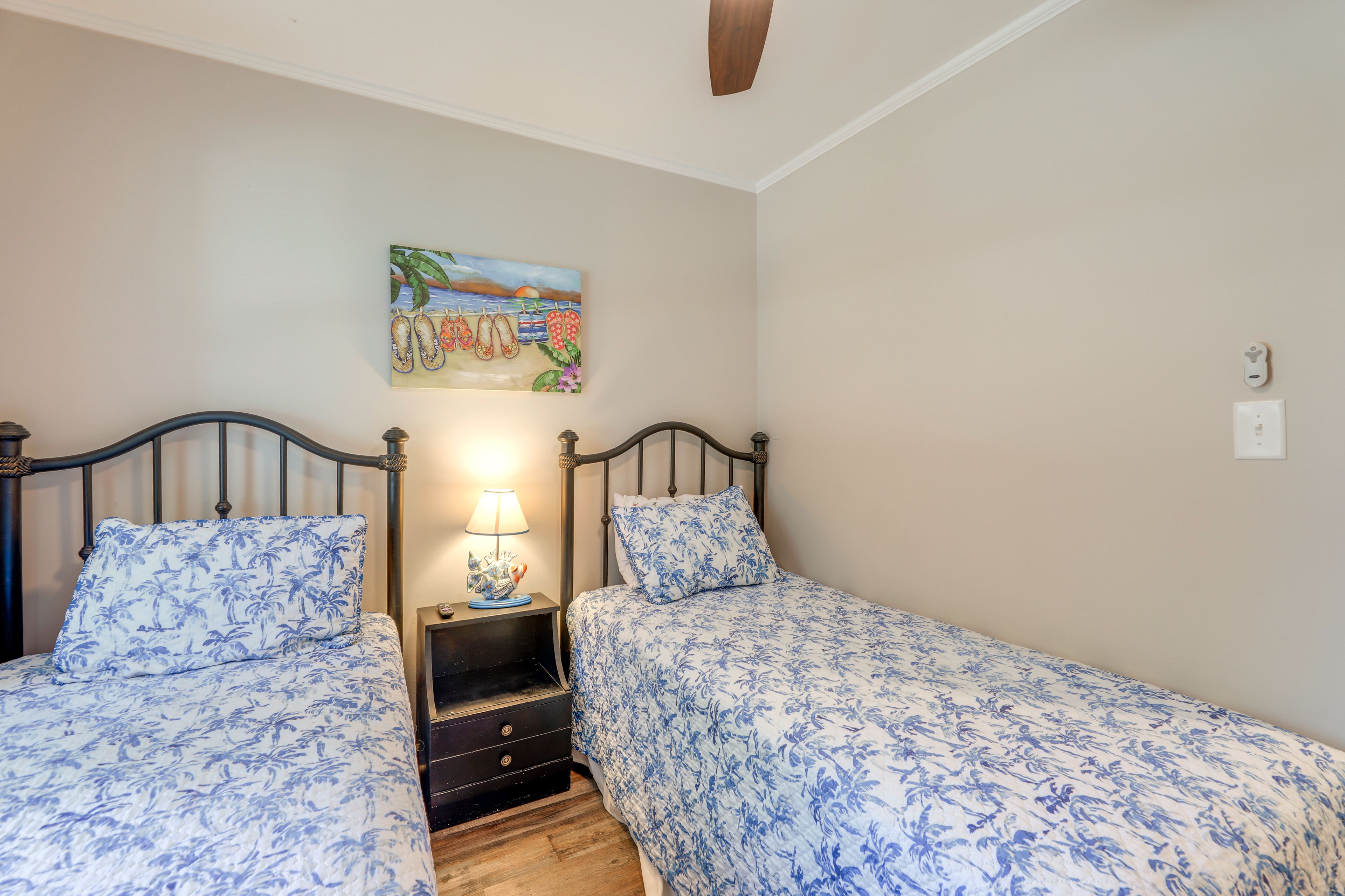 Bedroom 3 | 2 Twin Beds | Smart TV
