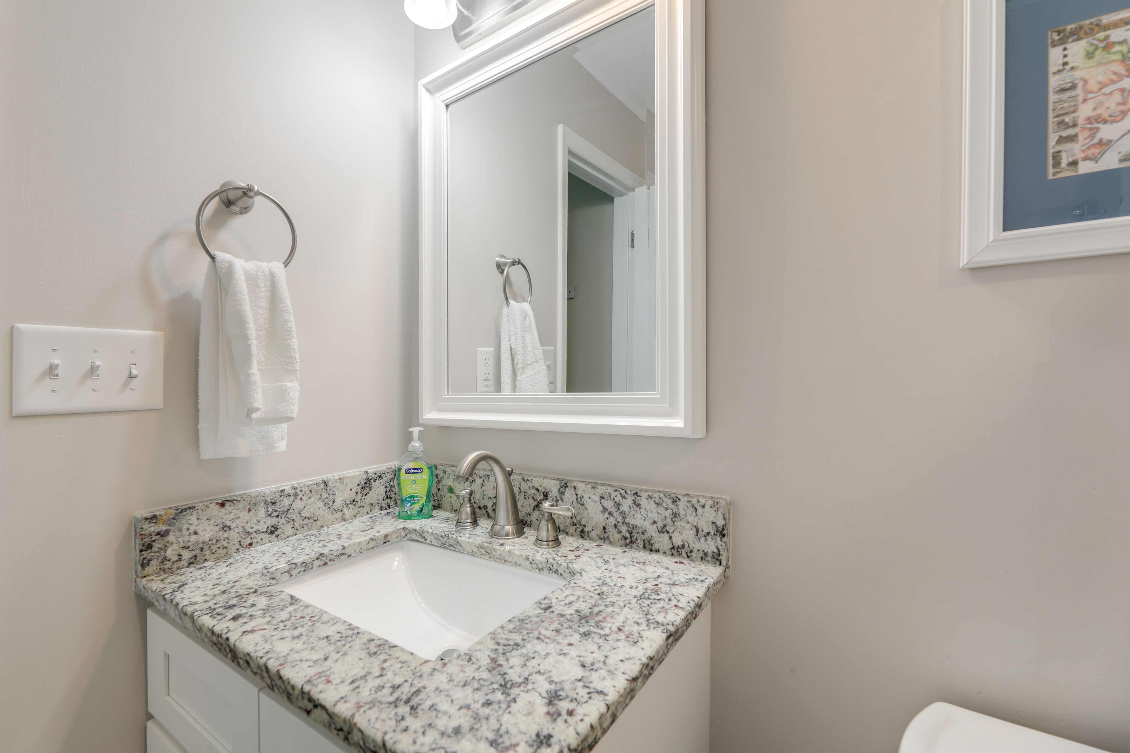 Full Bathroom | Towels Provided