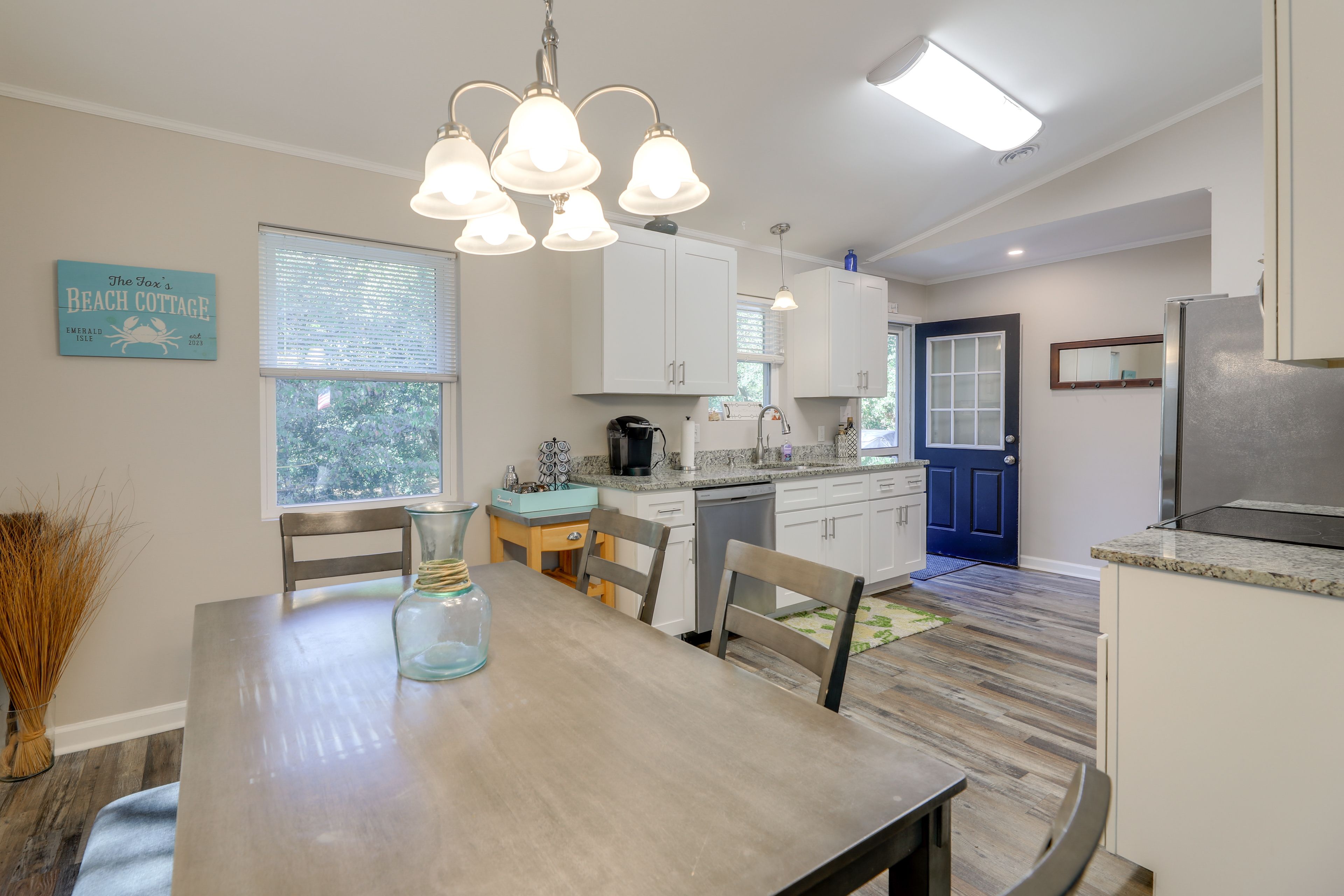 Dining Area | Dishware & Flatware Provided