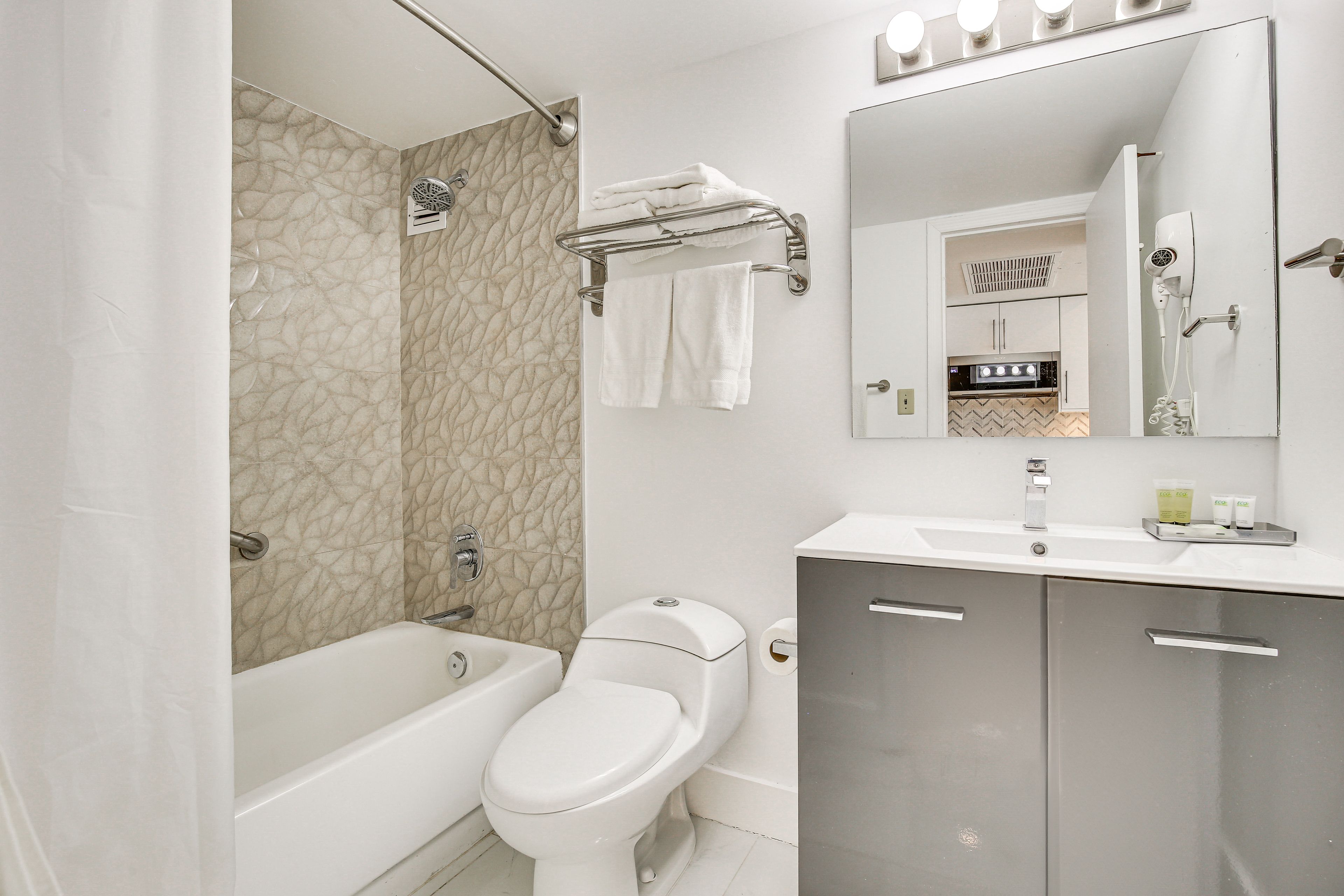 Full Bathroom | Towels Provided