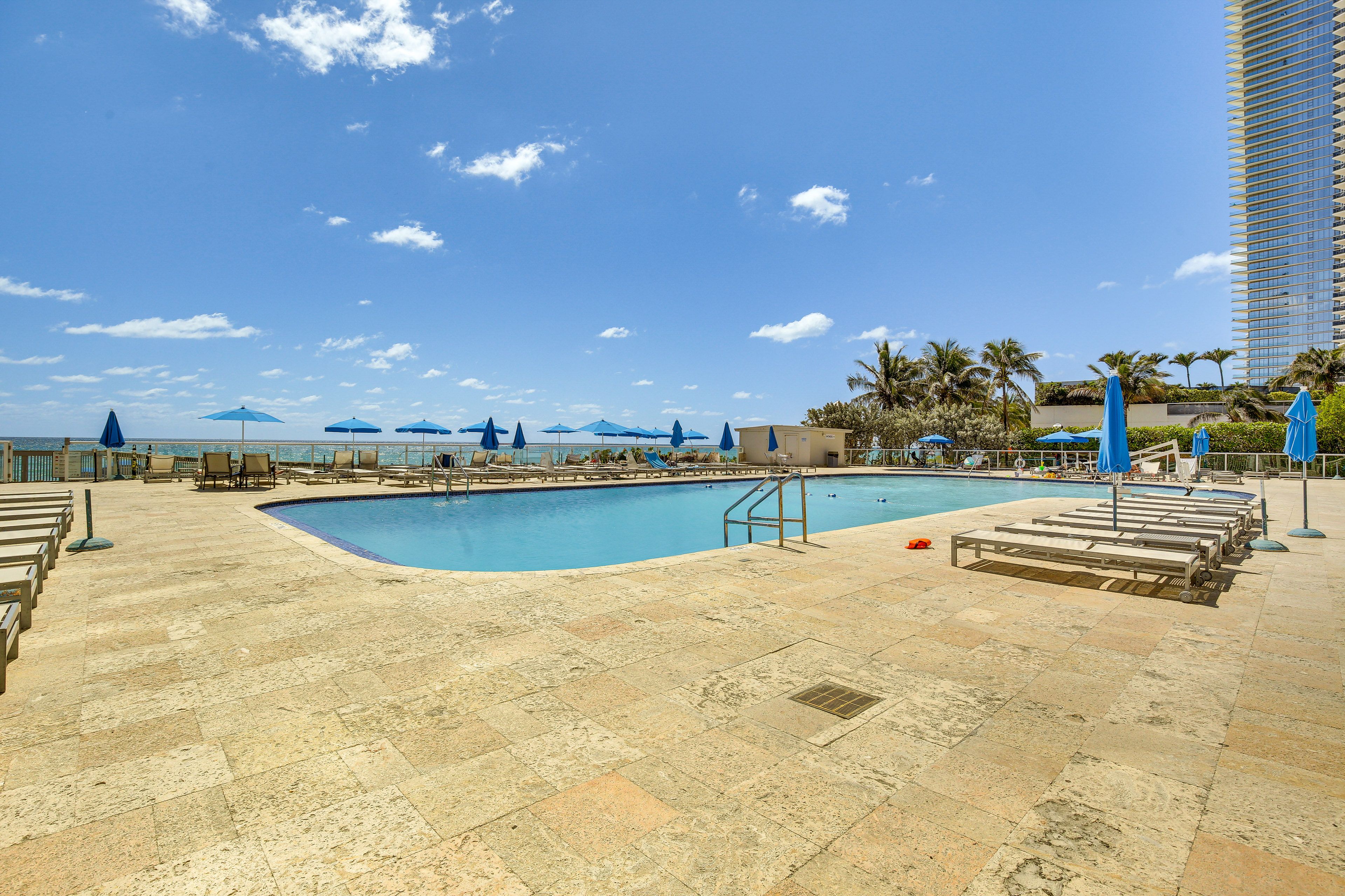 Community Amenities | Outdoor Pool