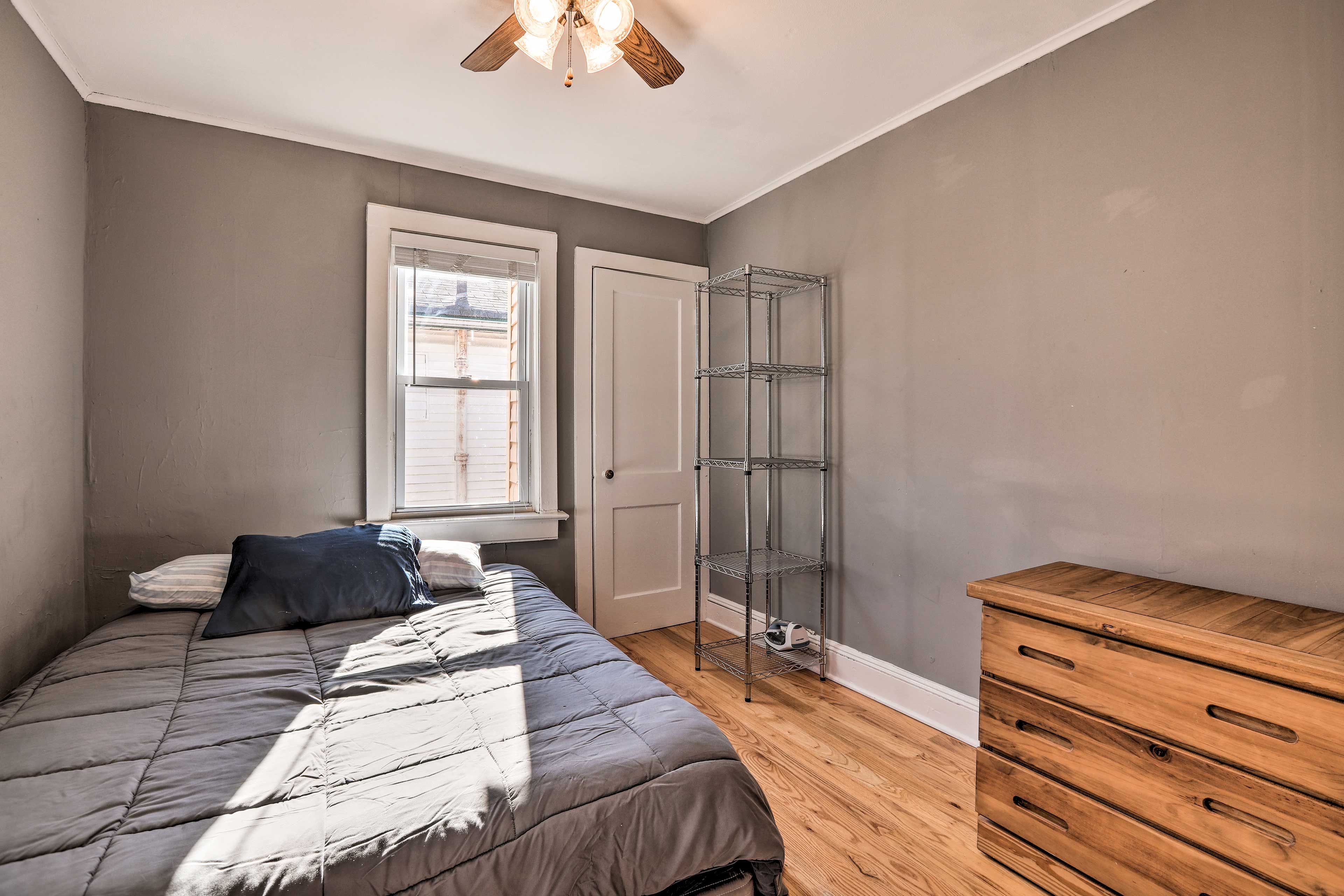 Bedroom 1 | Queen Bed