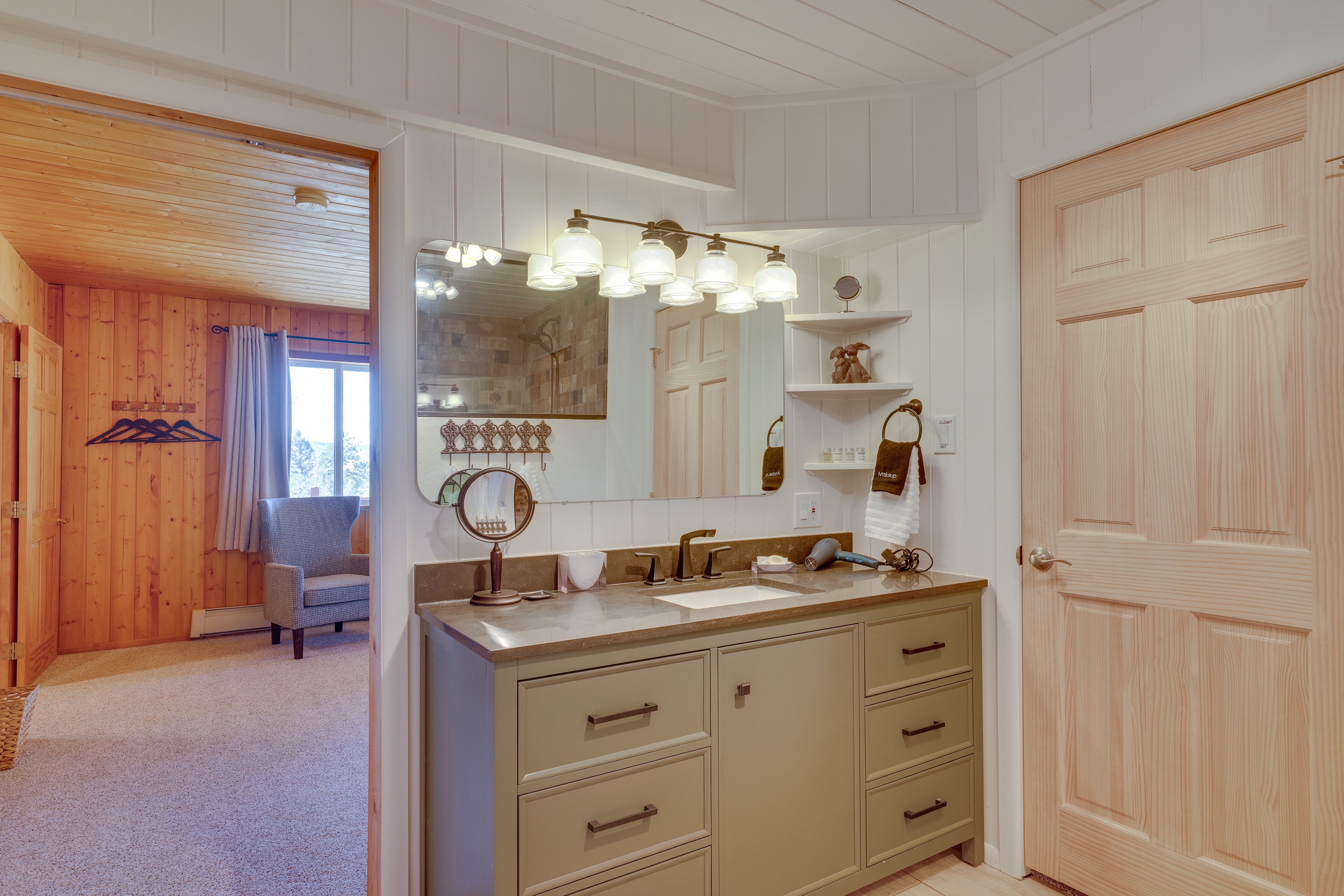 Full Bathroom | Towels Provided | Complimentary Toiletries