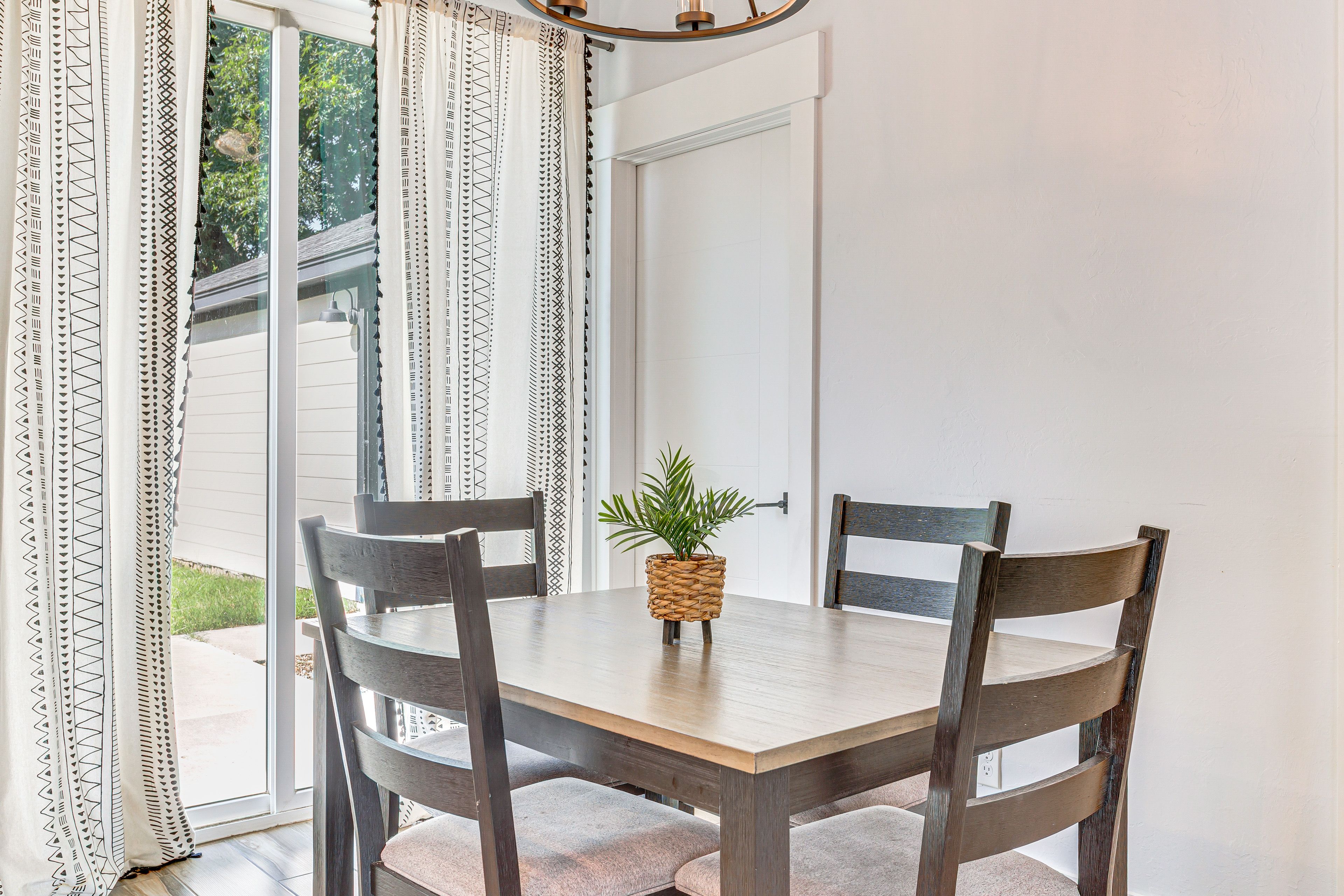 Dining Area | Dishware Provided