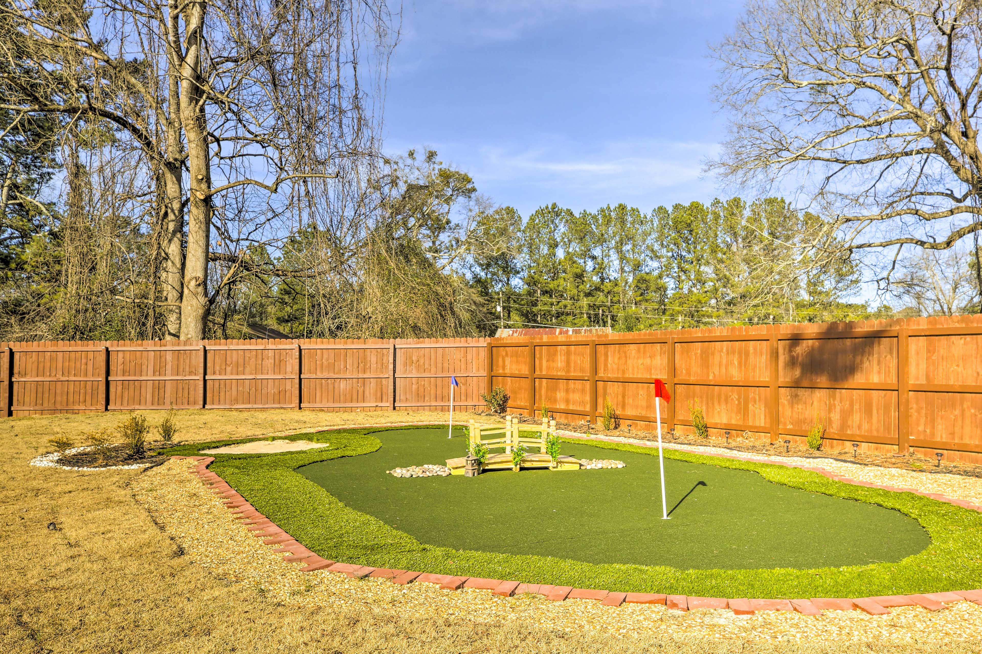2-Hole Putting Green