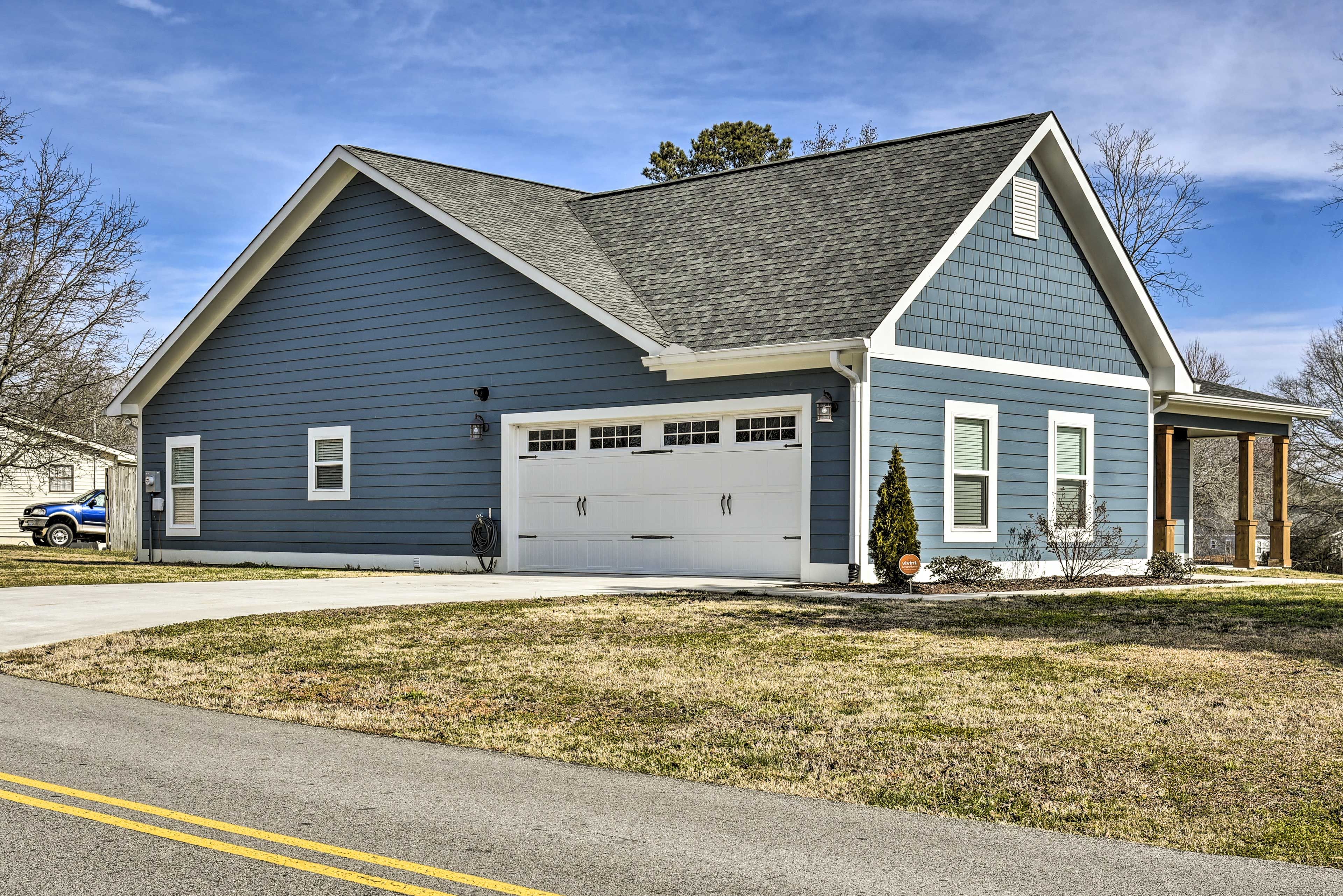 Parking | Garage (2 Vehicles) | Driveway (2 Vehicles)
