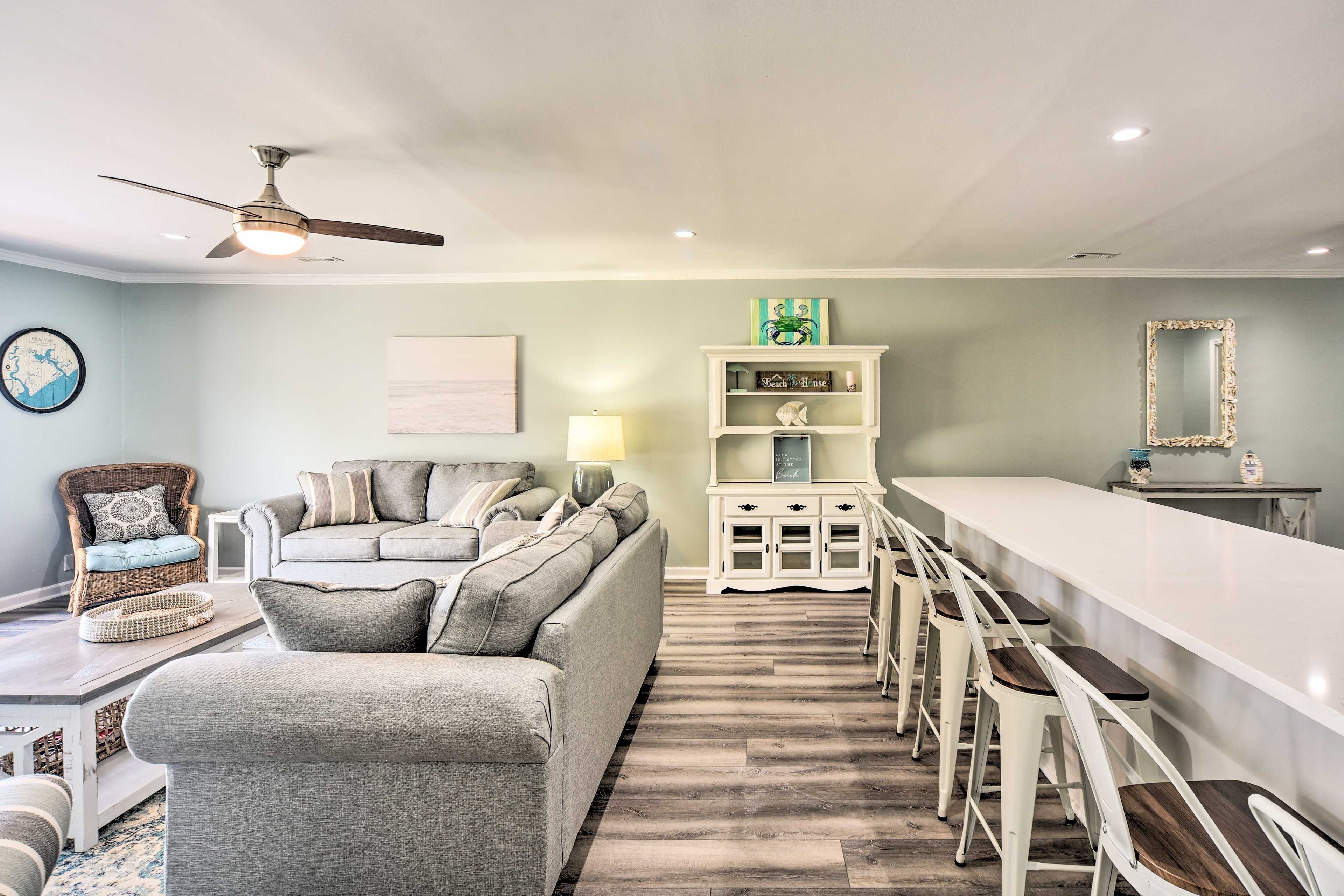 Living Room & Breakfast Bar