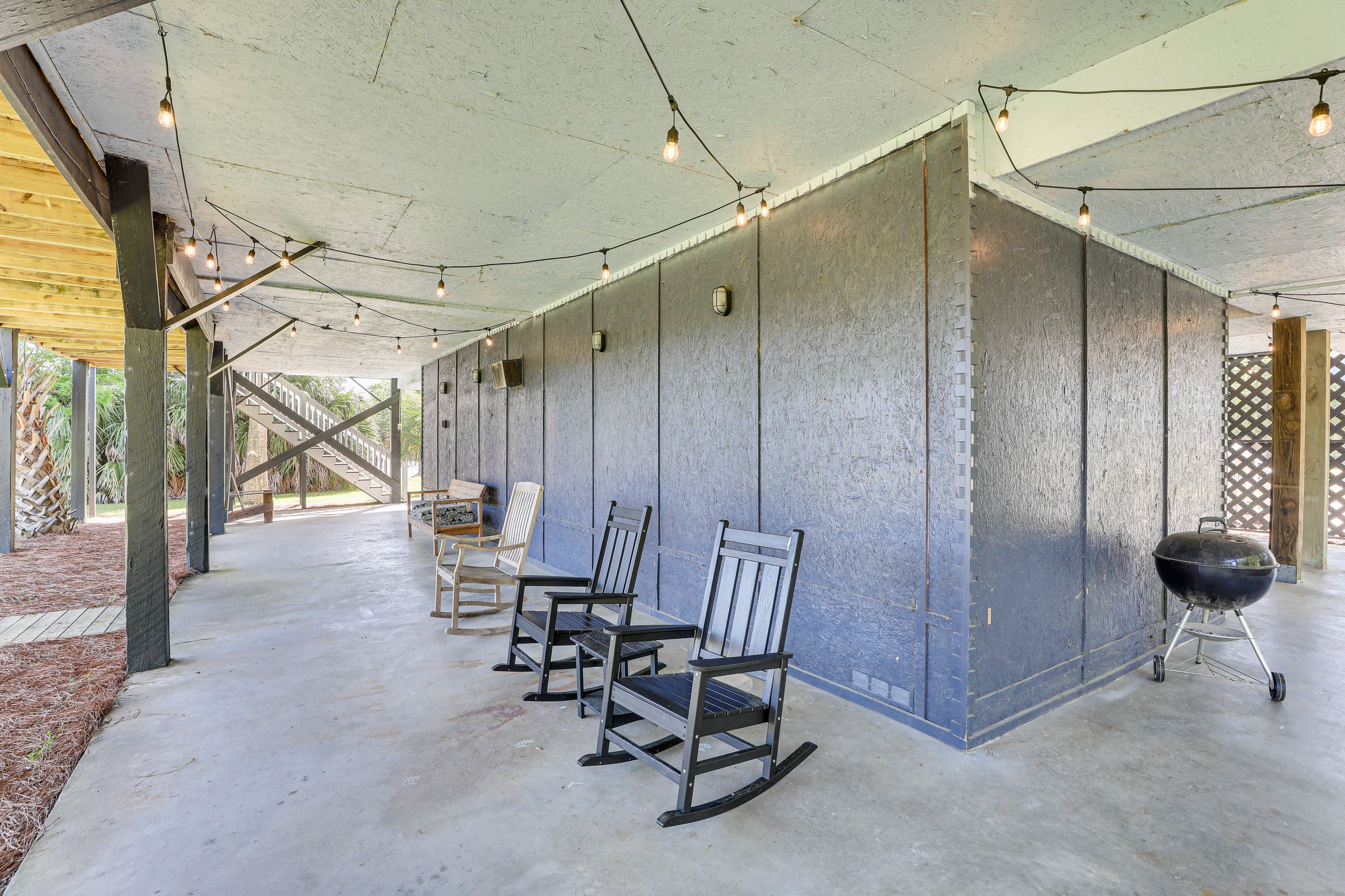 Covered Patio | Charcoal Grill