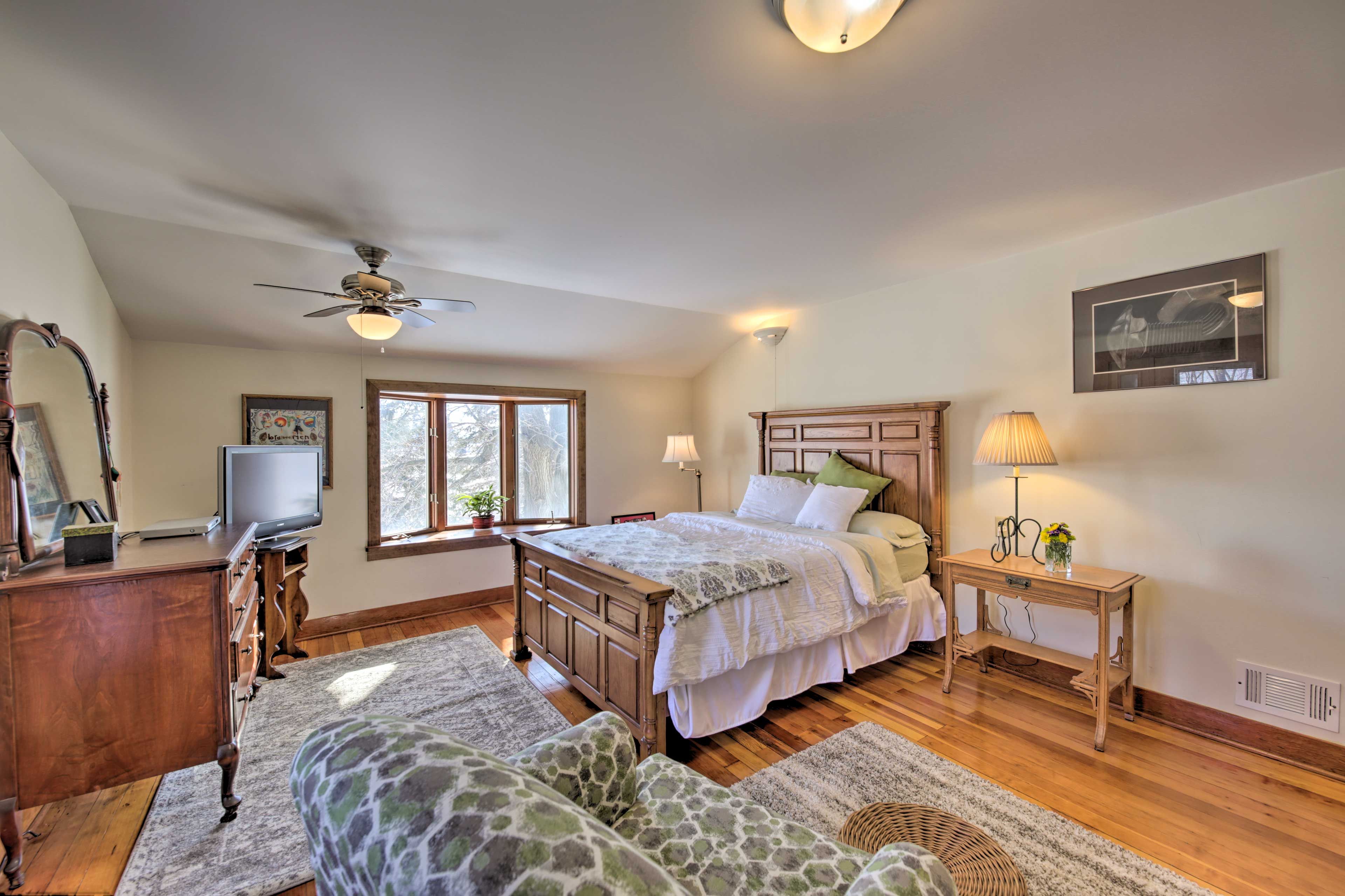 Bedroom 1 | 2nd Floor | Queen Bed