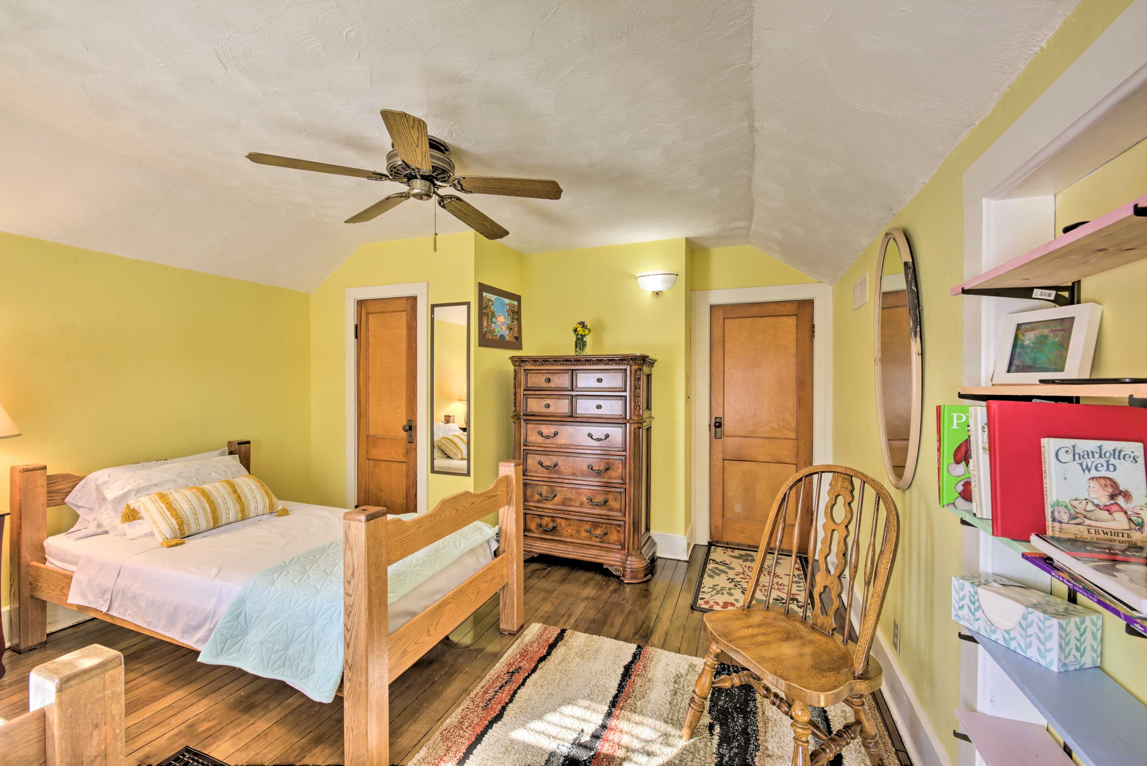 Bedroom 3 | Smart TV | Books