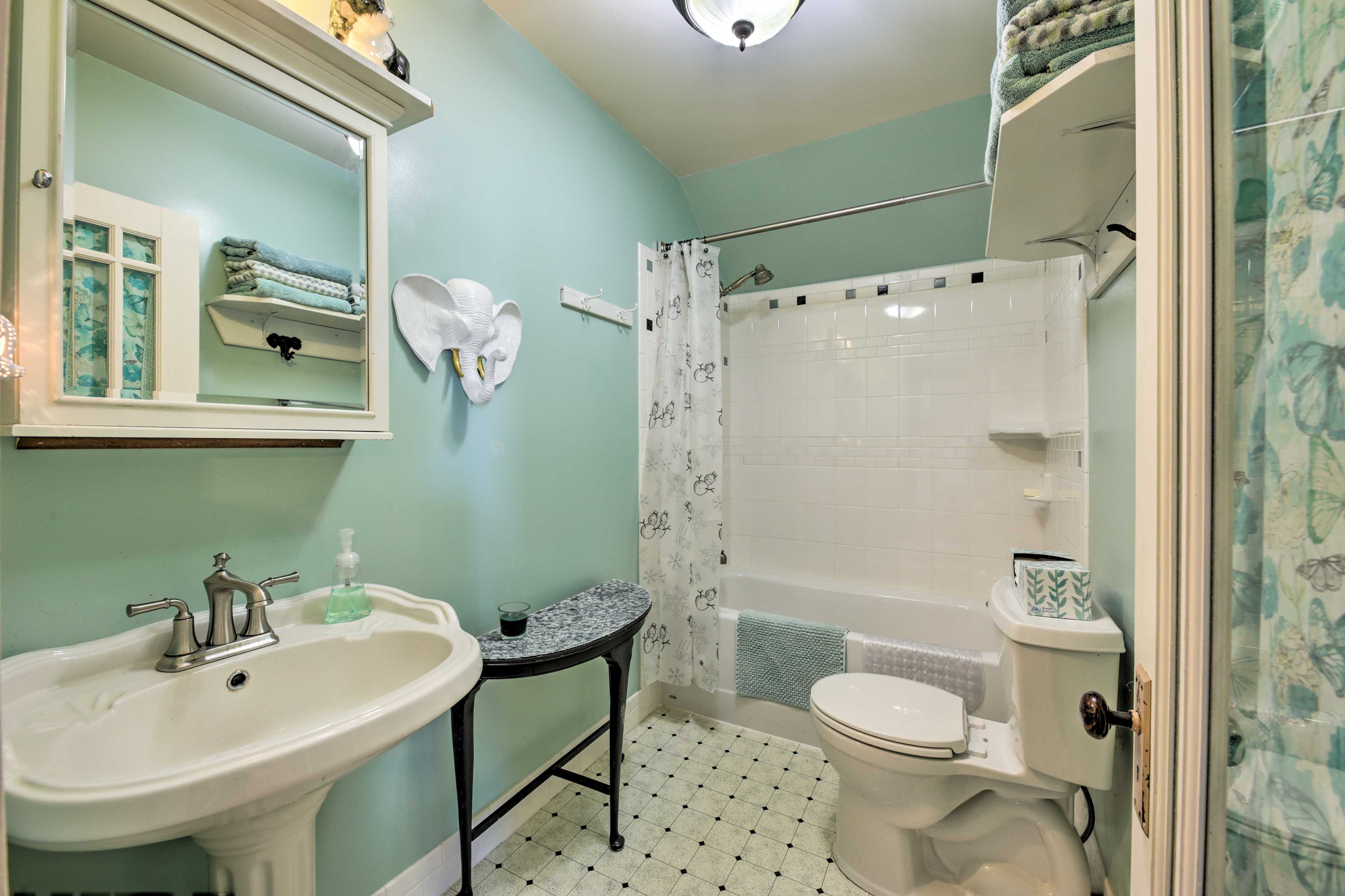 Full Bathroom | 2nd Floor | Towels Provided
