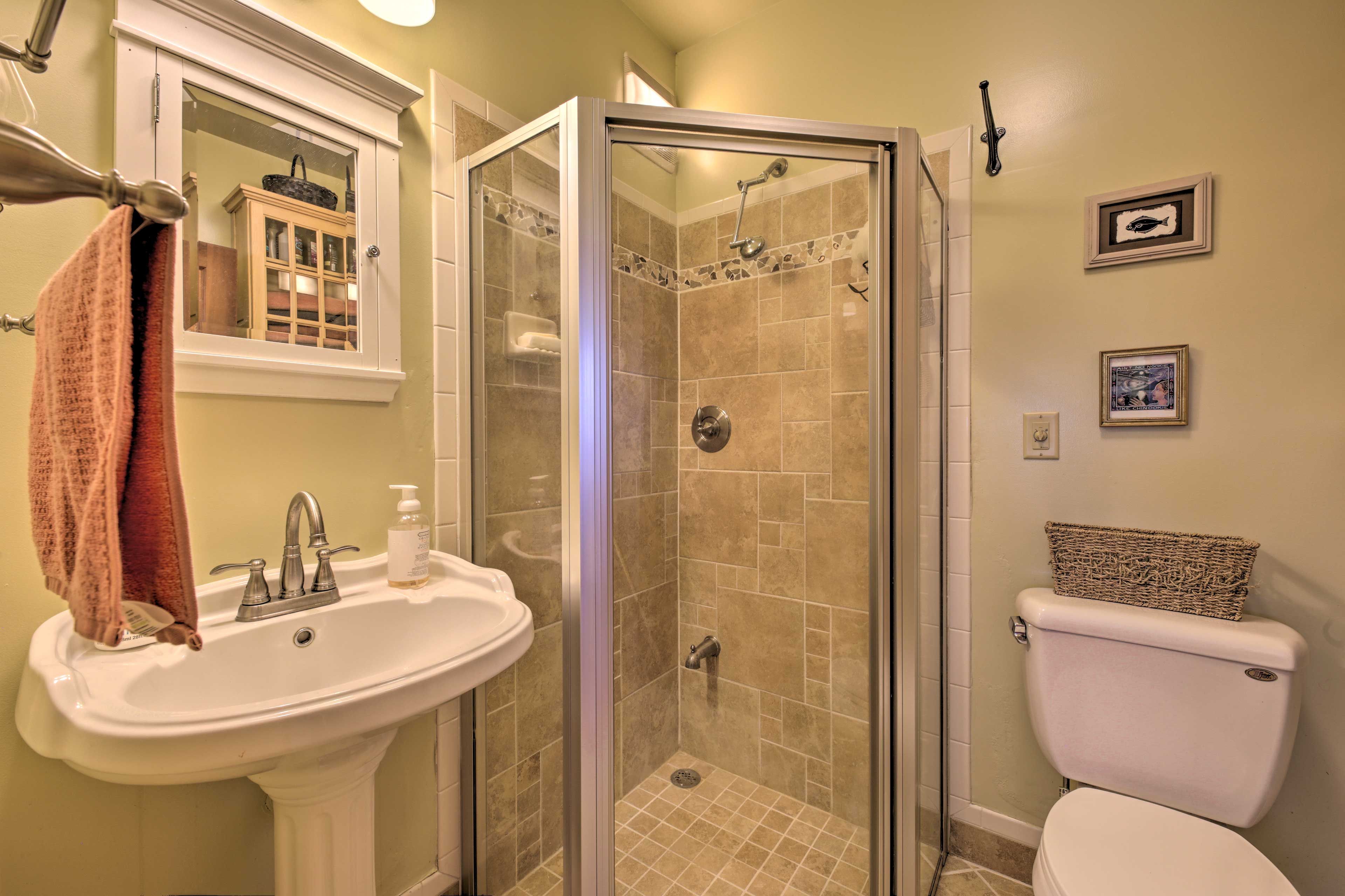 Full Bathroom | 1st Floor | Complimentary Toiletries