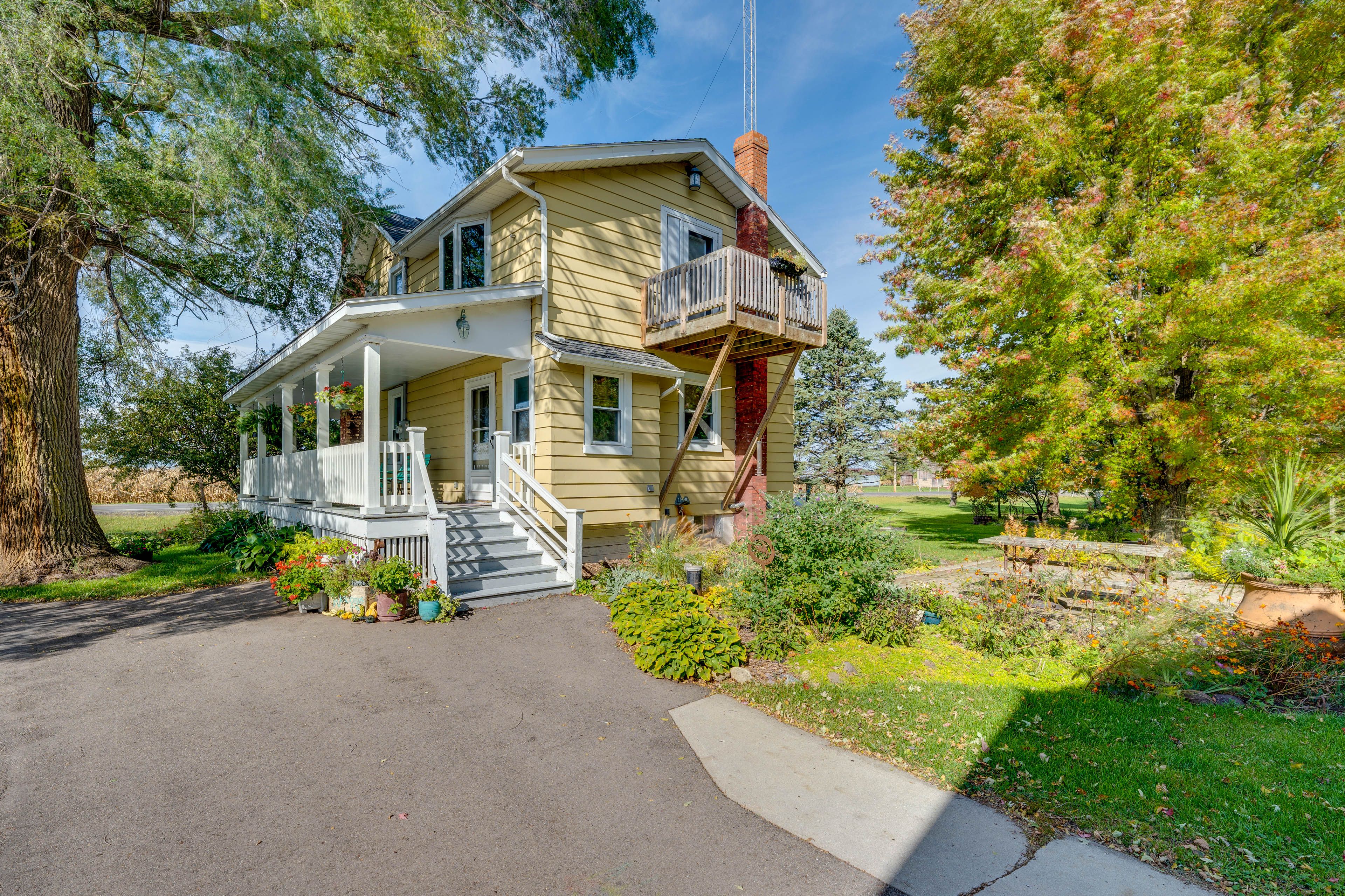 Property Exterior | Steps to Enter | Balcony