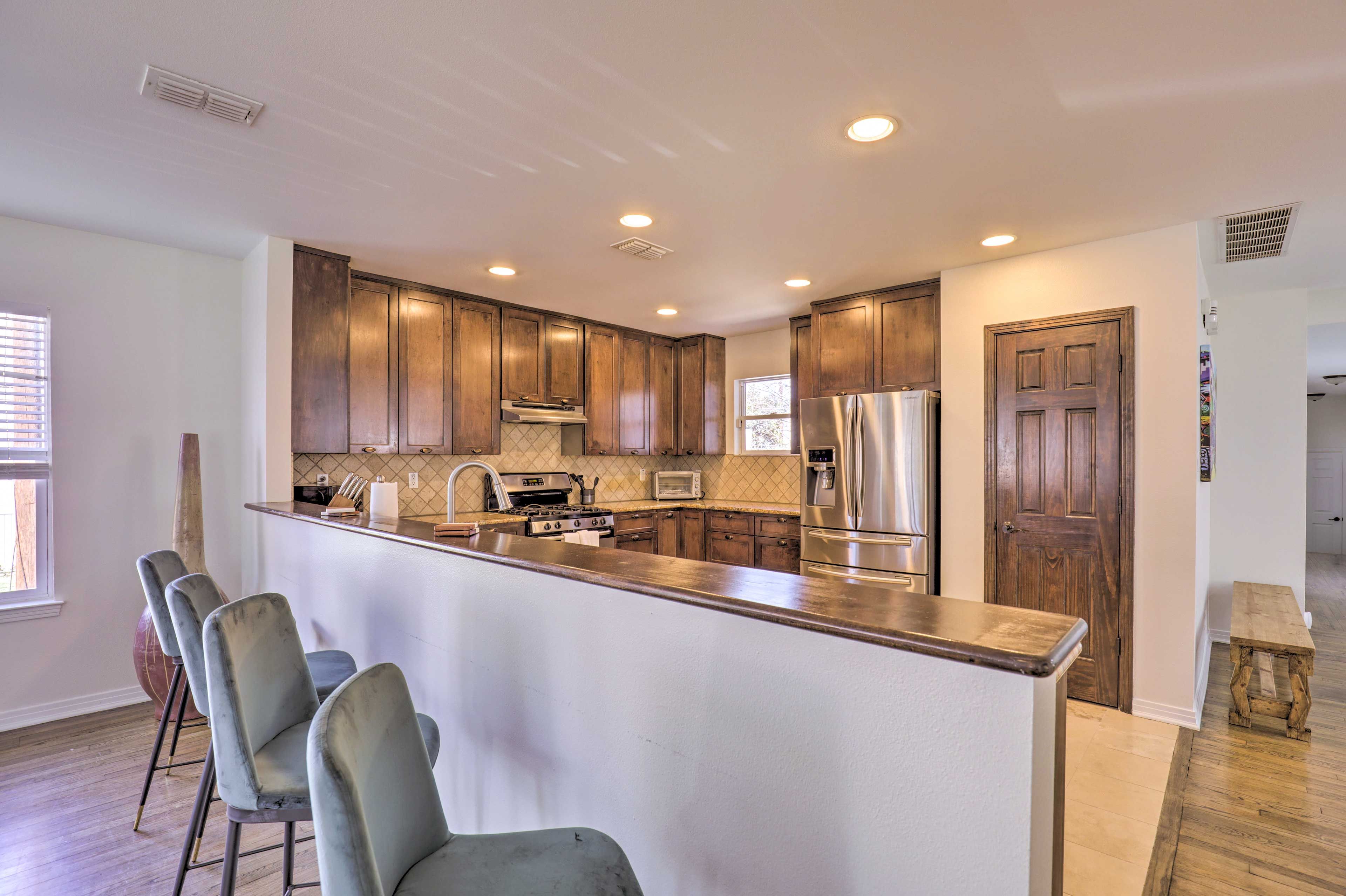 Kitchen | 4-Person Breakfast Bar