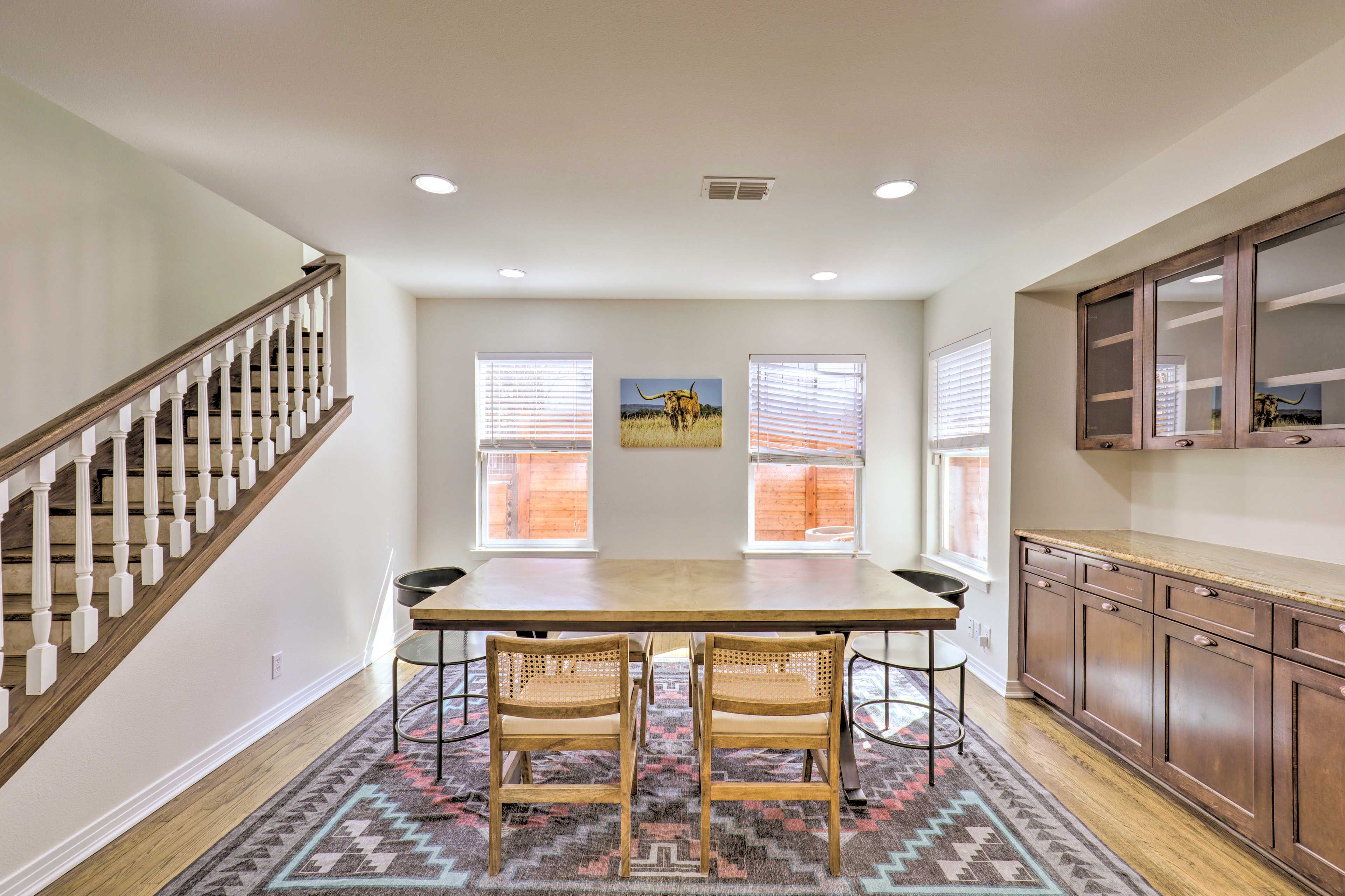 Dining Area | 6-Person Table