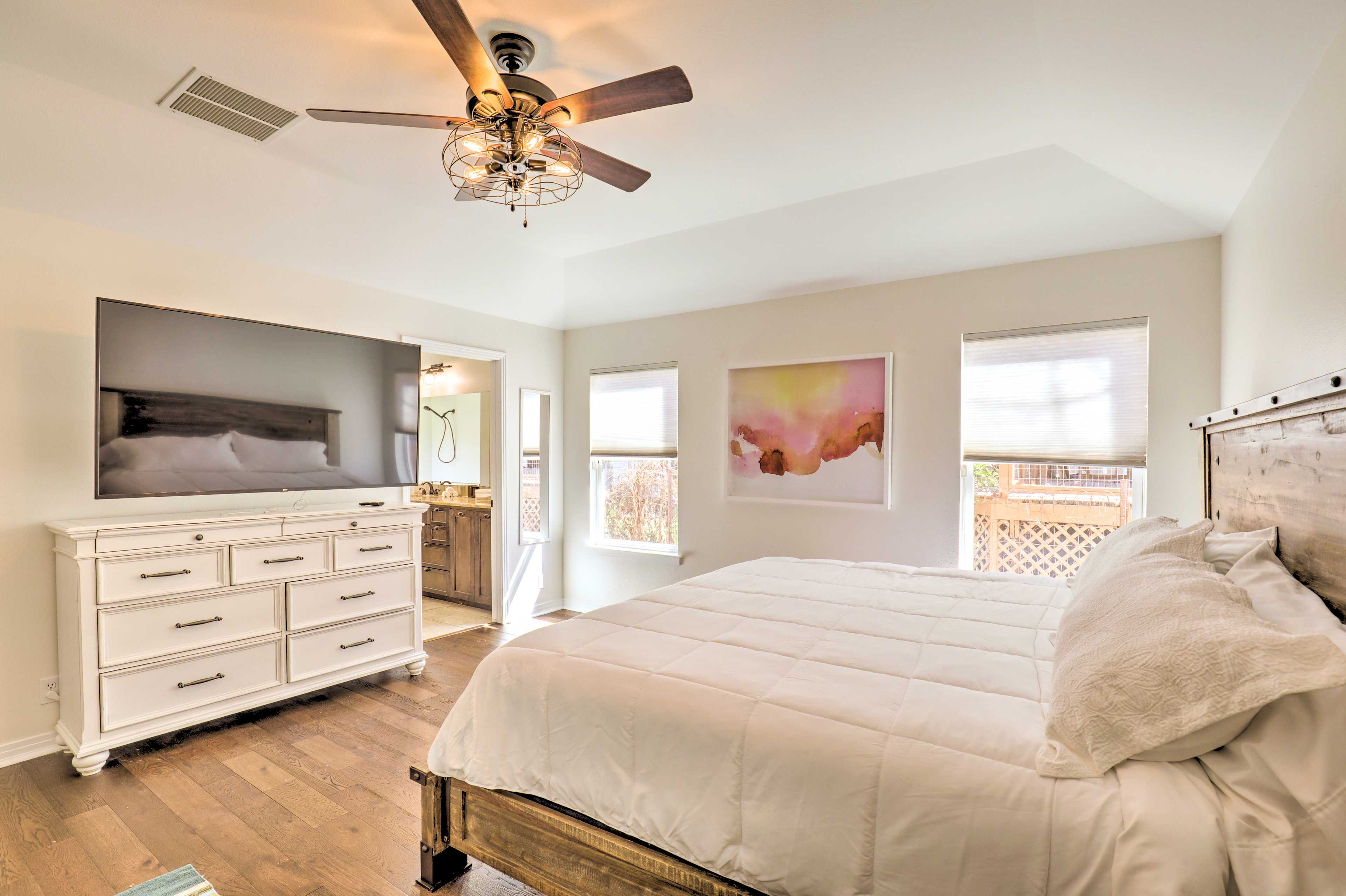 Bedroom 1 | Smart TV w/ Cable